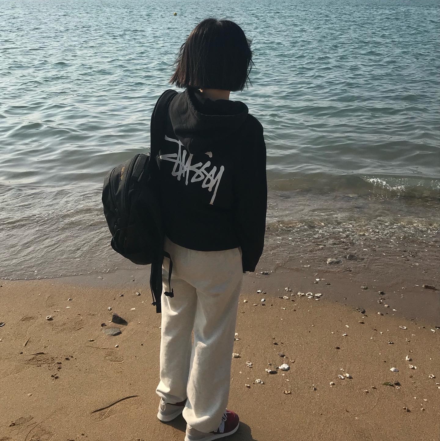 Stussy Basic Stussy Hoodie Black 2022, New Balance 574 Classics Lunar New Year Classic Crimson 착용 스타일 - 2