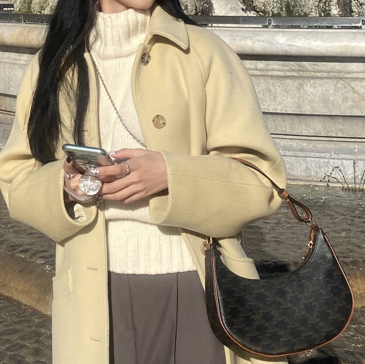 Celine Ava Bag in Triomphe Canvas and Calfskin Tan 착용 스타일