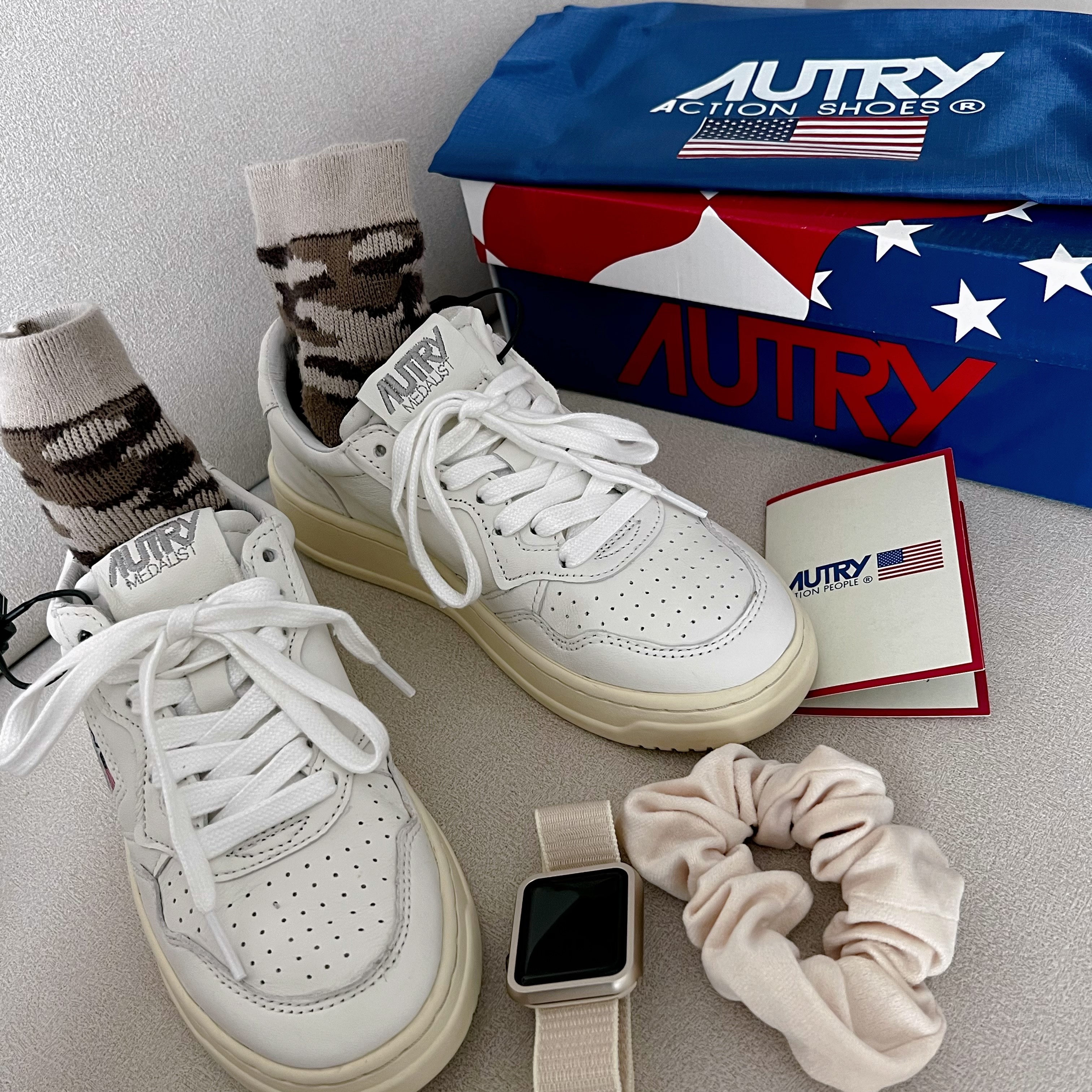(W) Autry Medalist Low Goatskin Sneakers White 착용 스타일 - 1