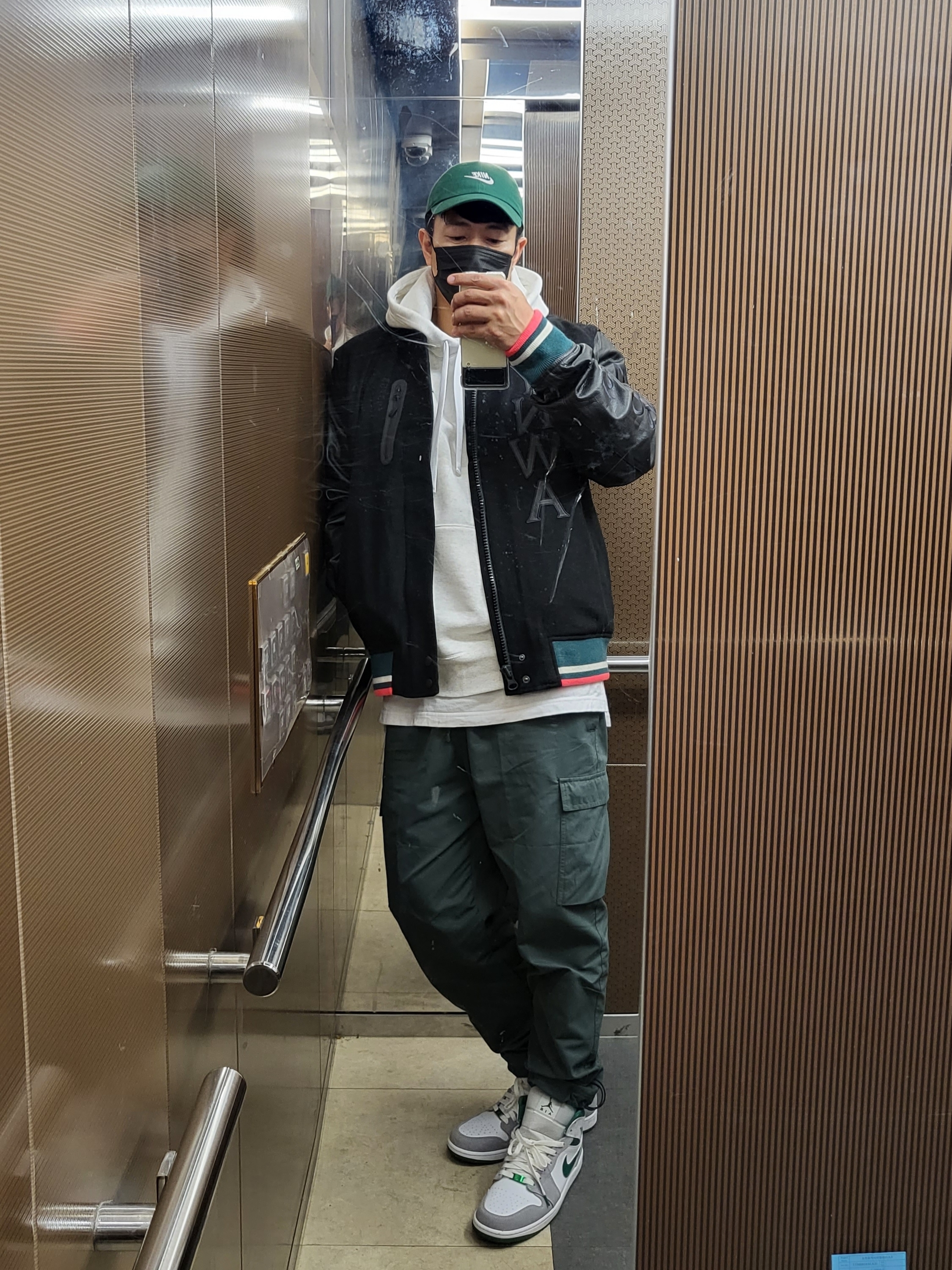 Nike Liverpool FC Air Destroyer Jacket Black, Jordan 1 Mid SE Pine Green Light Smoke Grey 착용 스타일