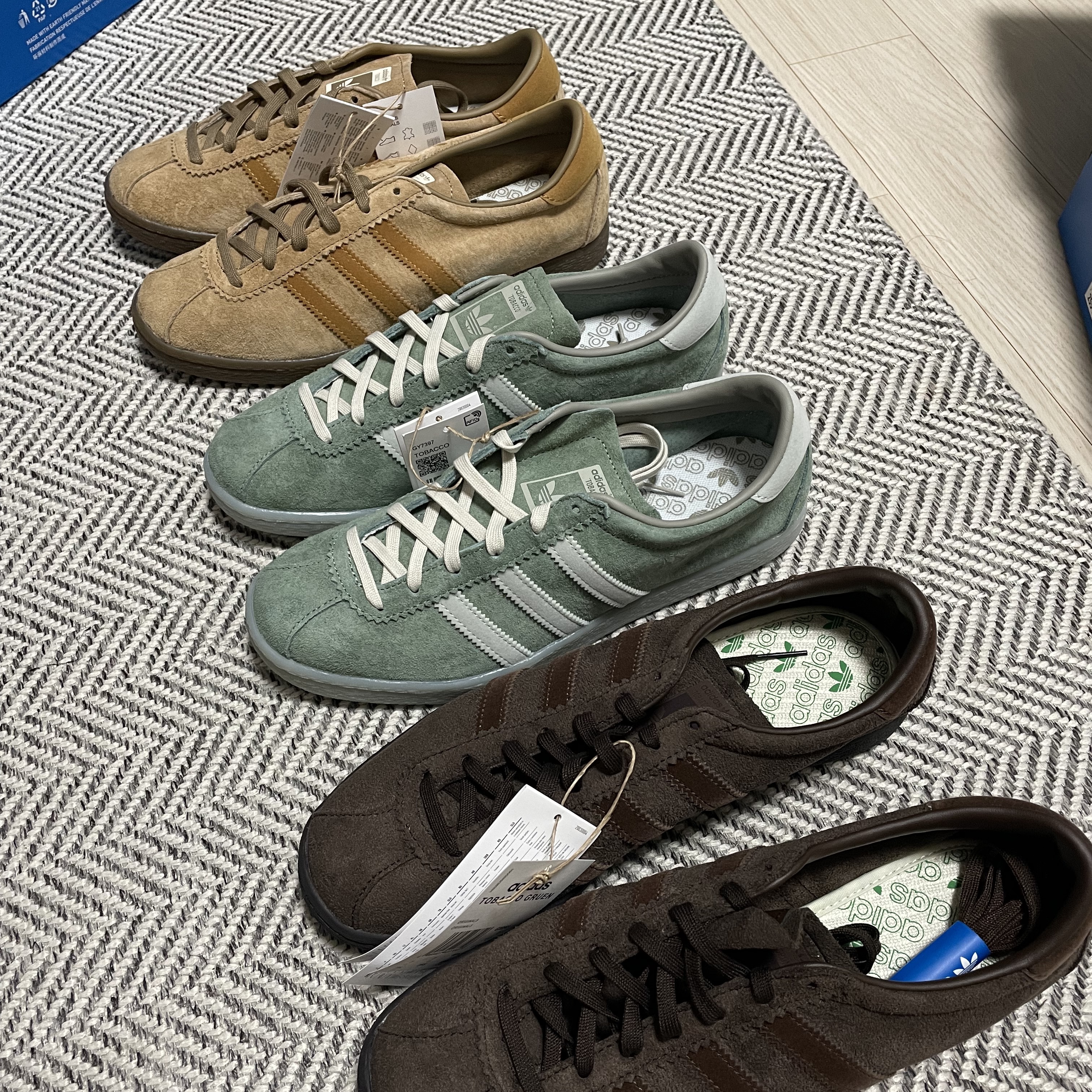Adidas Tobacco Gruen Dark Brown, Adidas Tobacco Silver Green Pantone 착용 스타일 - 1
