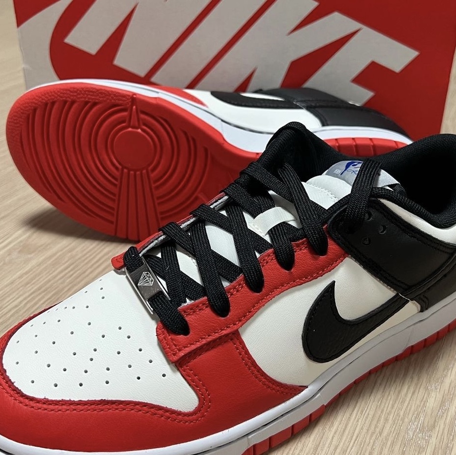 Nike x NBA Dunk Low Retro EMB Black and Chile Red 착용 스타일