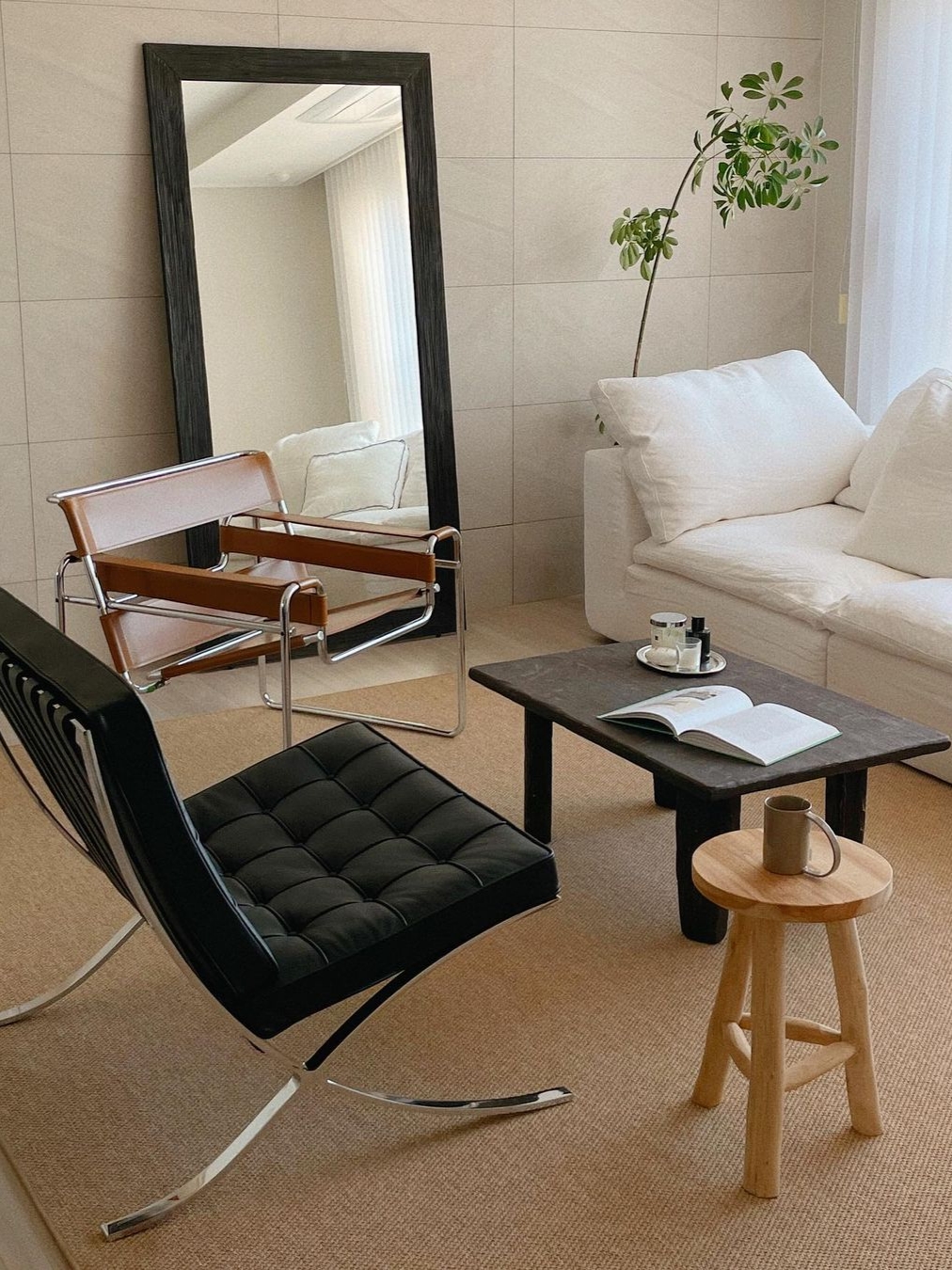 Knoll Barcelona Chair Black, Knoll Wassily Lounge Chair Warm Beige 착용 스타일 - 1