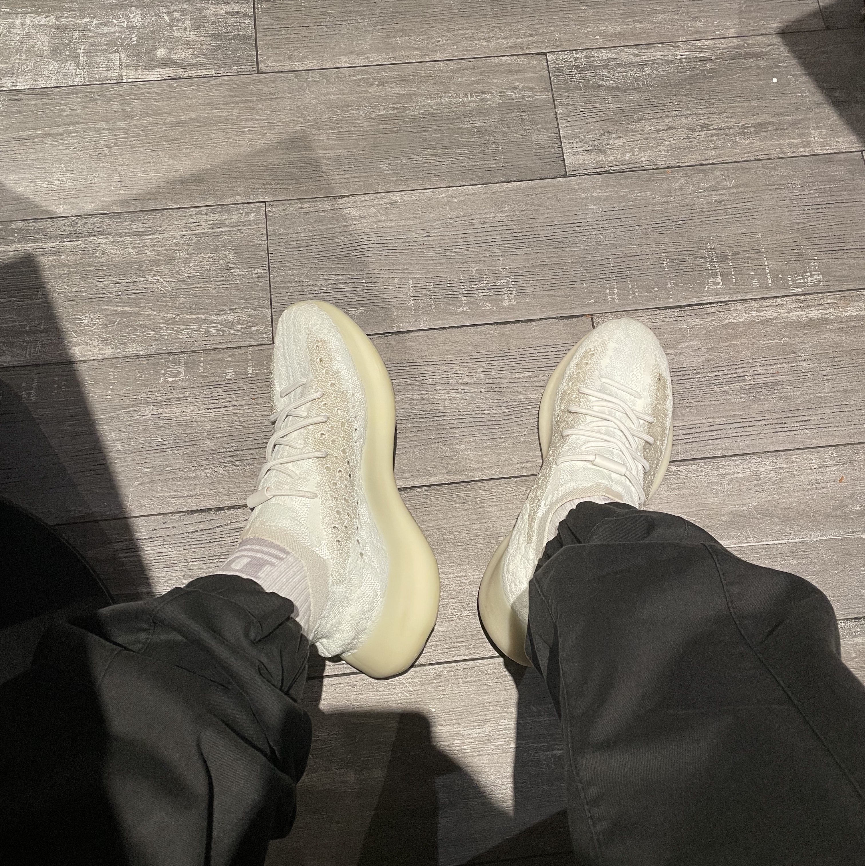 Adidas Yeezy Boost 380 Calcite Glow 착용 스타일