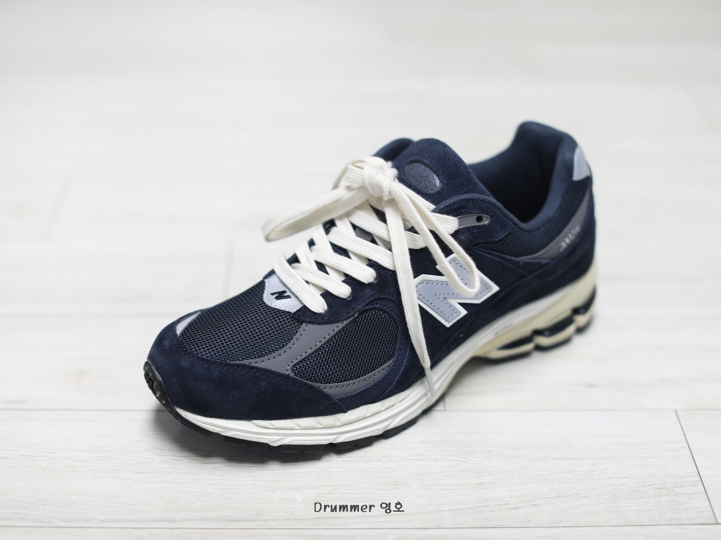 New Balance 2002R Eclipse Castlerock 착용 스타일 - 1