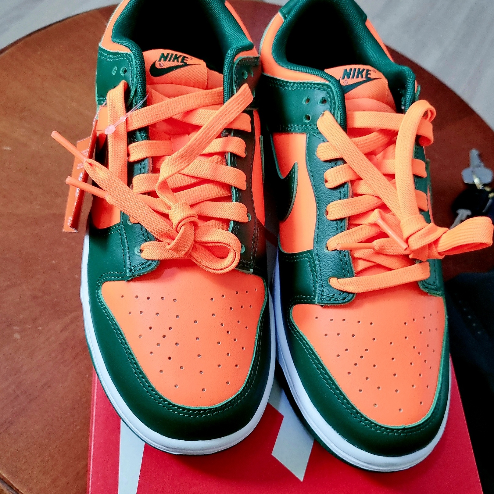 Nike Dunk Low Gorge Green and Total Orange 착용 스타일 - 3