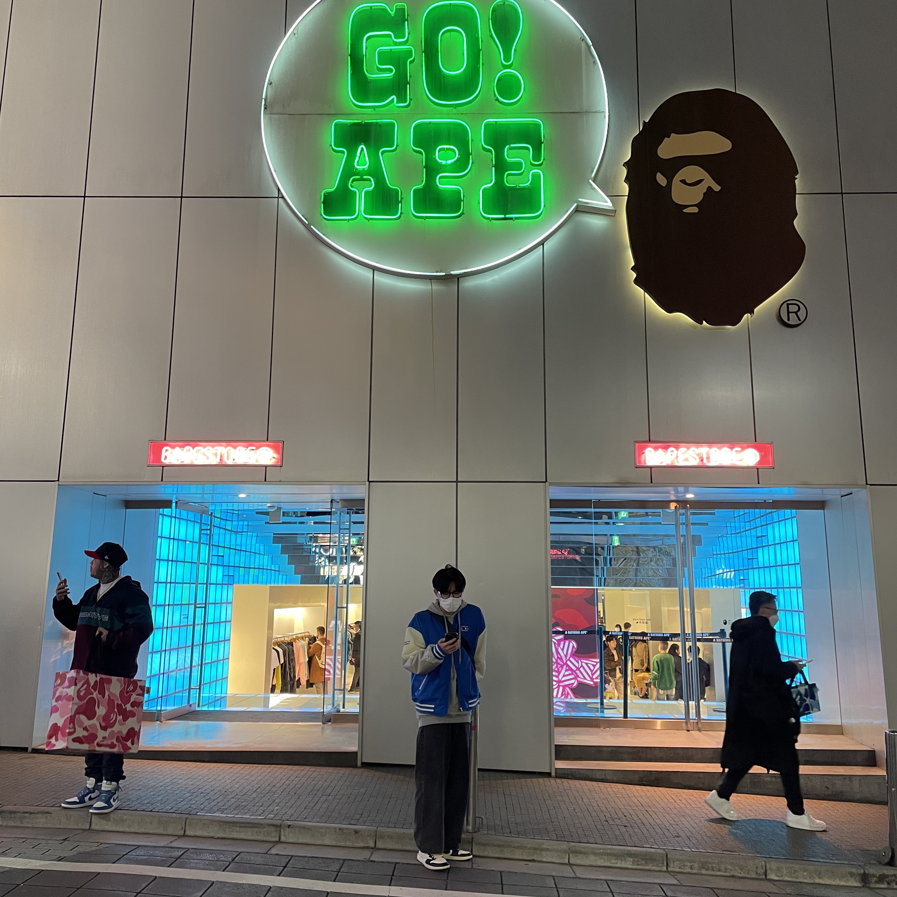 Jordan 1 x Travis Scott x Fragment Retro Low OG SP Military Blue, Converse x Ader Error Shapes Varsity Jacket Cobalt 착용 스타일 - 1