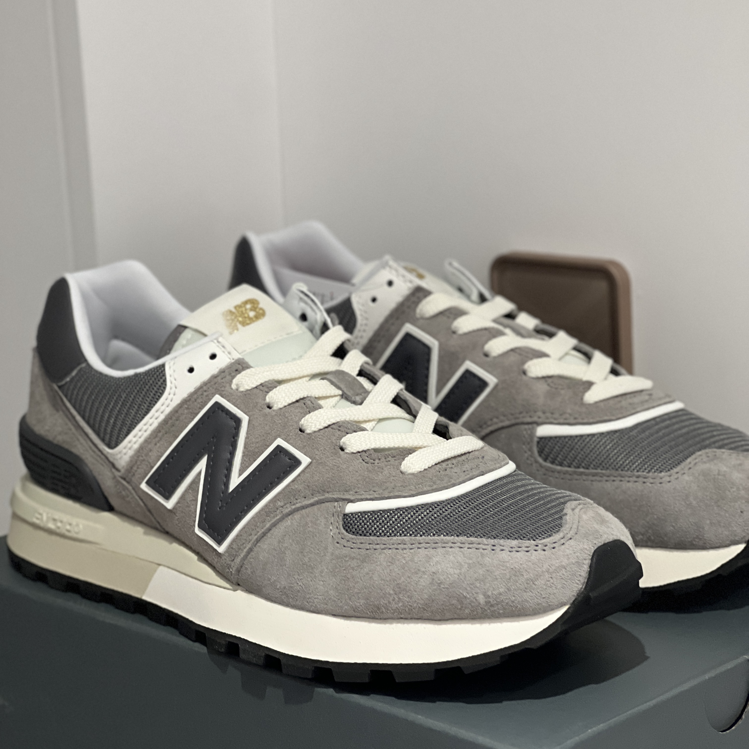 New Balance 574 Legacy Grey, New Balance 574 Heritage Orange Burst White 착용 스타일 - 1