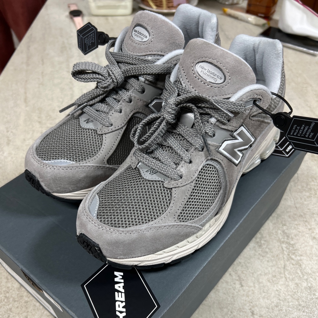 New Balance 2002R Grey 착용 스타일