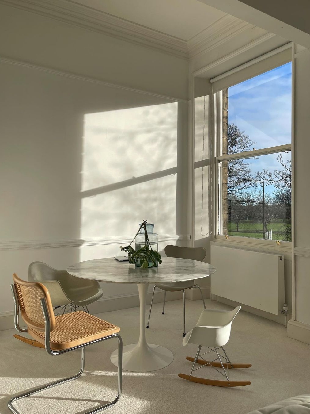 Knoll Cesca Chair Light Beech 착용 스타일