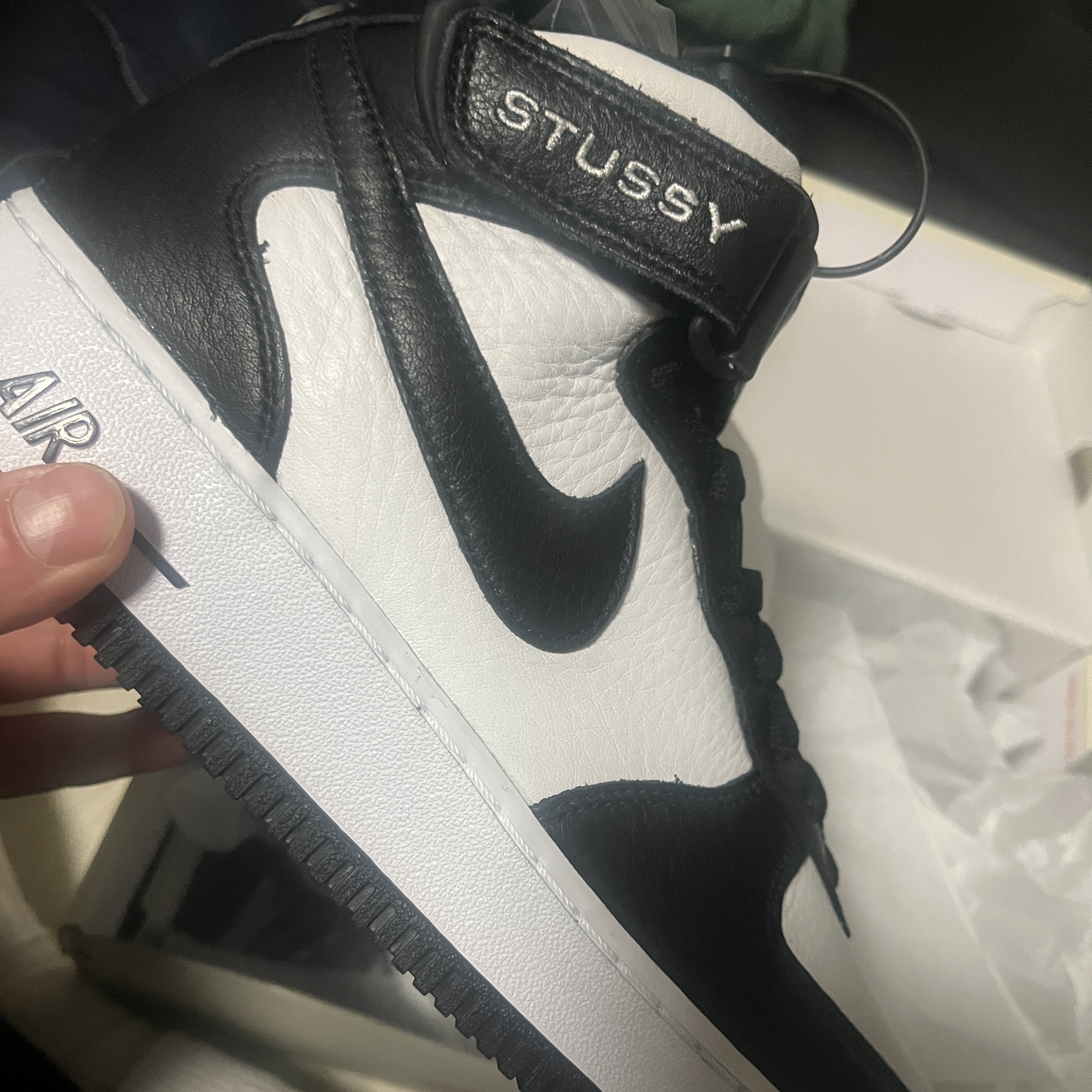 Nike x Stussy Air Force 1 '07 Mid SP Black and Light Bone 착용 스타일 - 2
