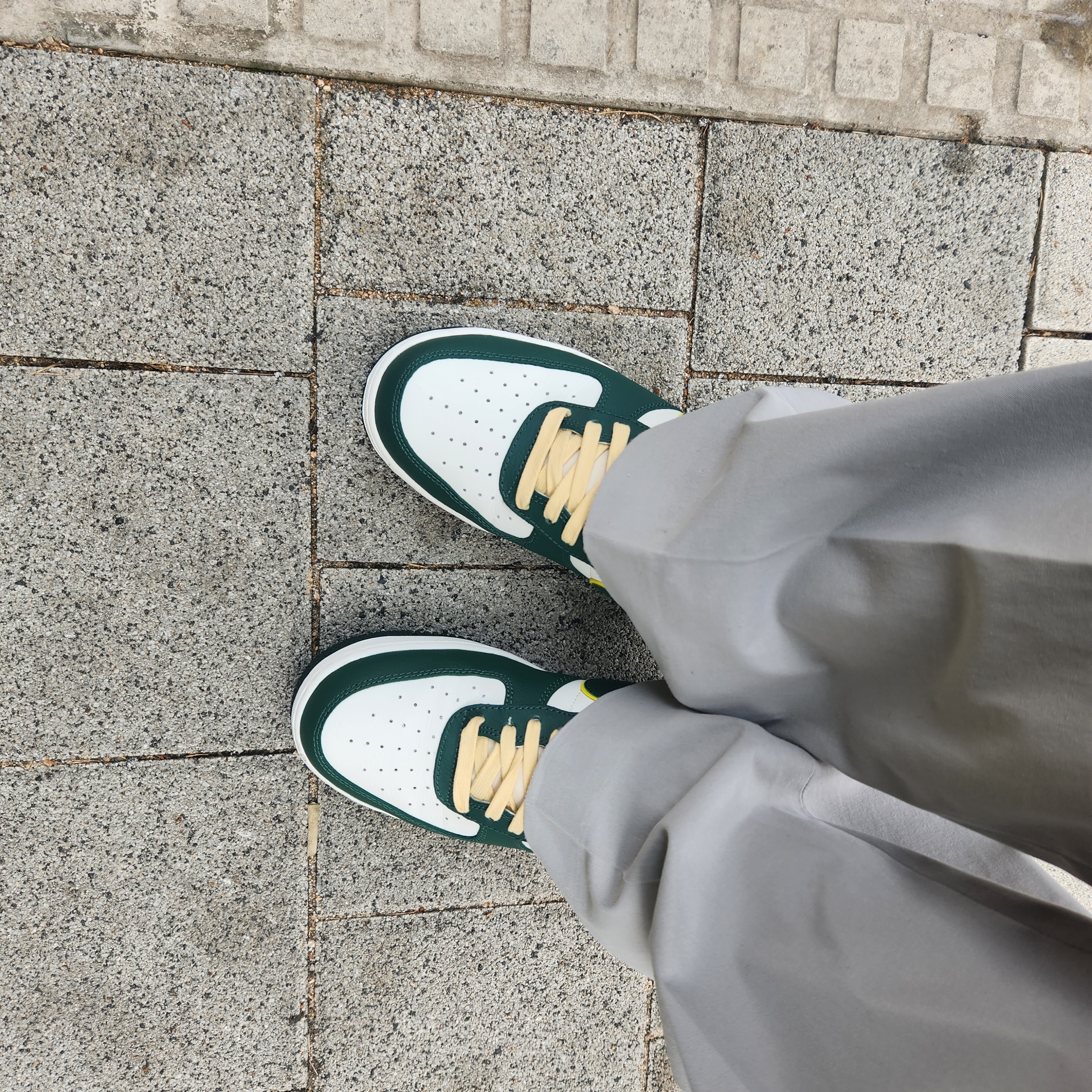 Nike Air Force 1 '07 LV8 Sail Noble Green 착용 스타일 - 2