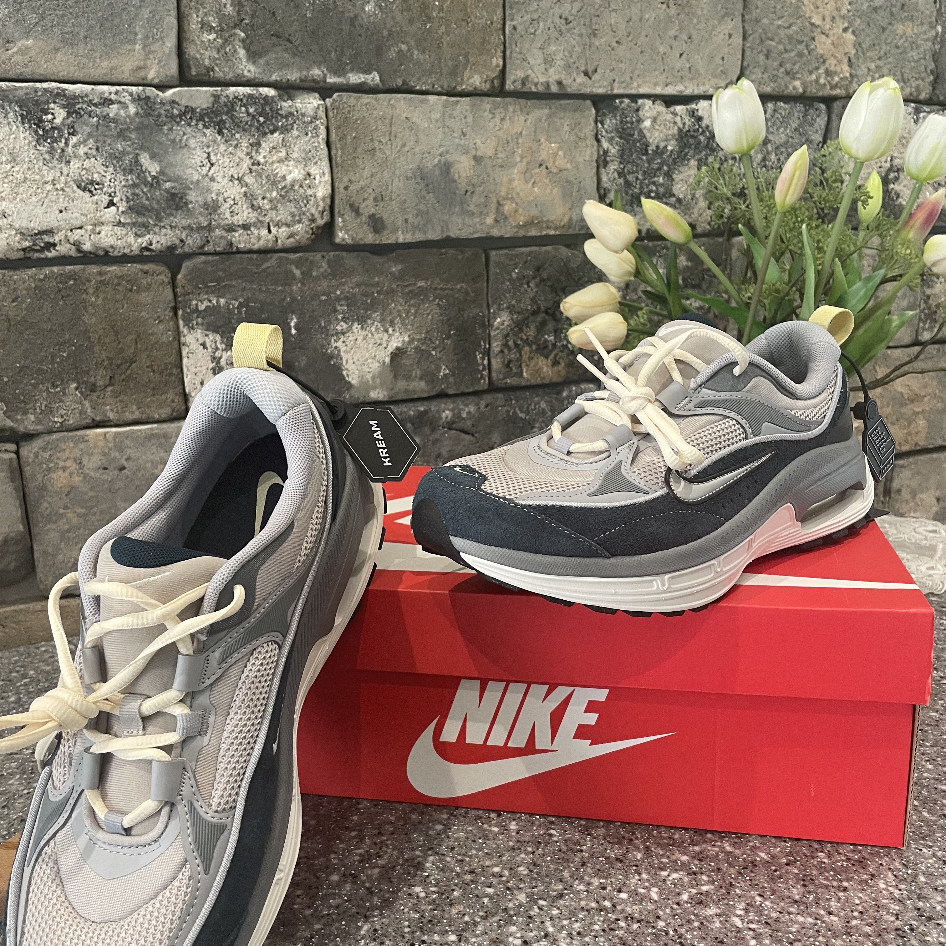 (W) Nike Air Max Bliss Light Iron Ore Armory Navy 착용 스타일