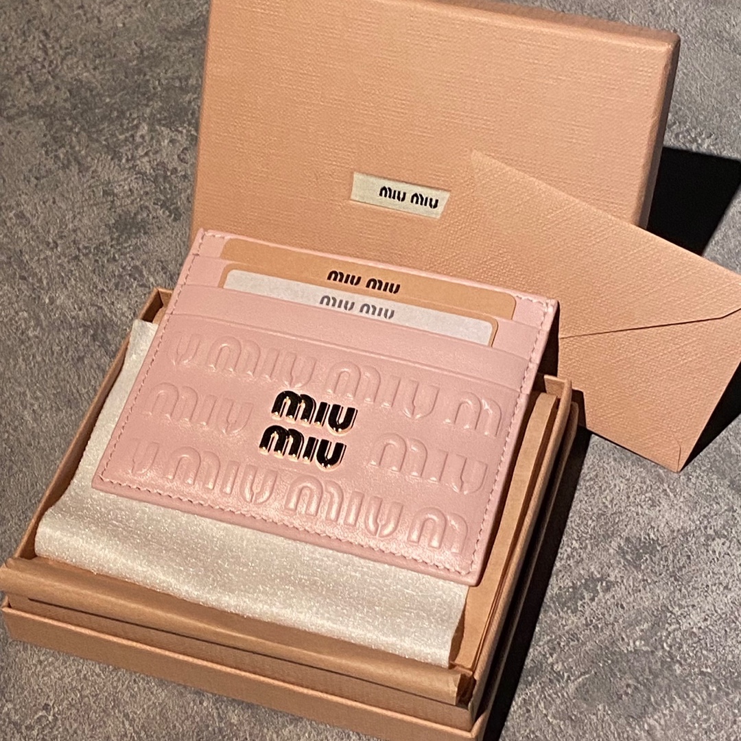 Miu Miu Leather Card Holder Alabaster Pink 착용 스타일 - 2