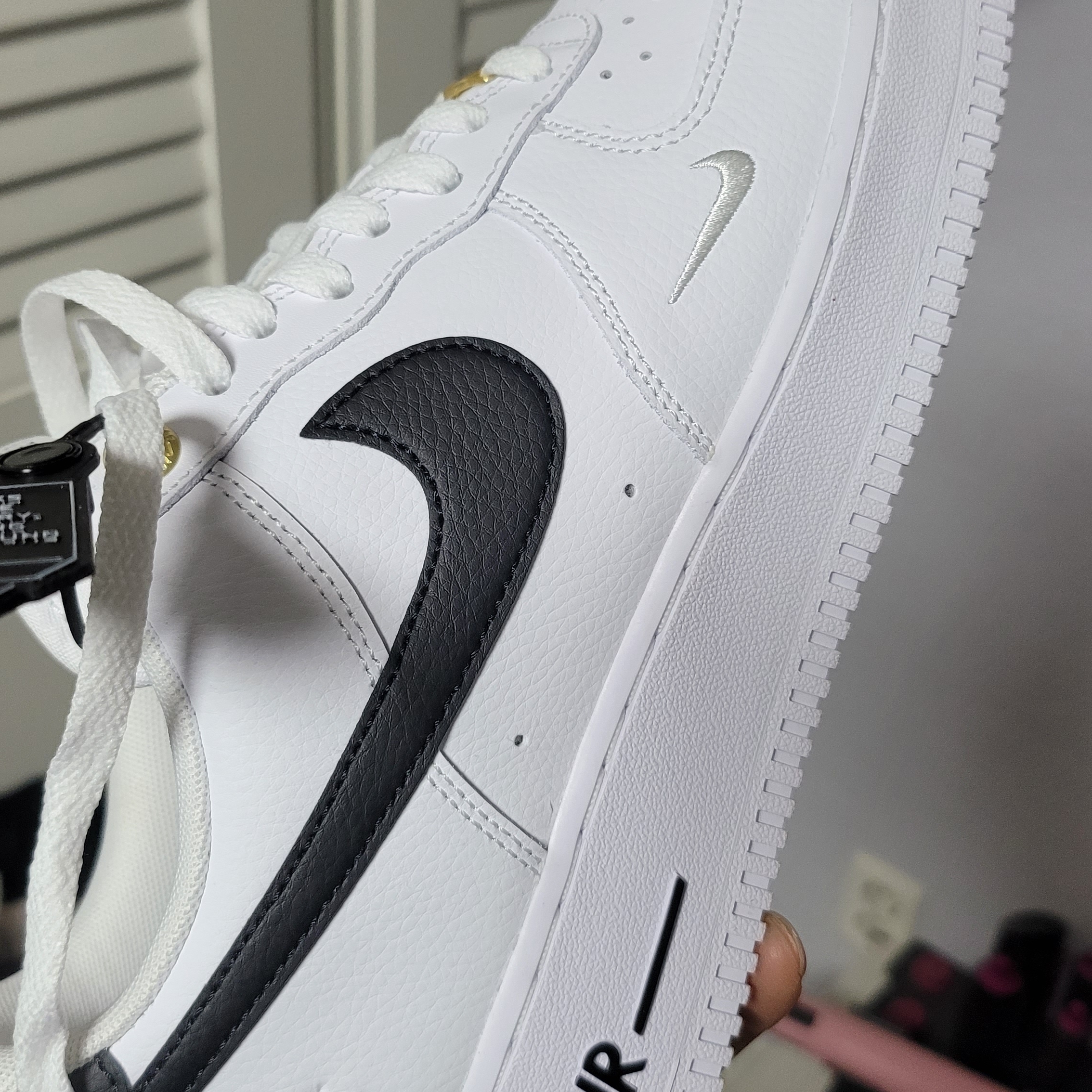 Nike Air Force 1 '07 LV8 40th Anniversary Join Forces White Black 착용 스타일 - 2