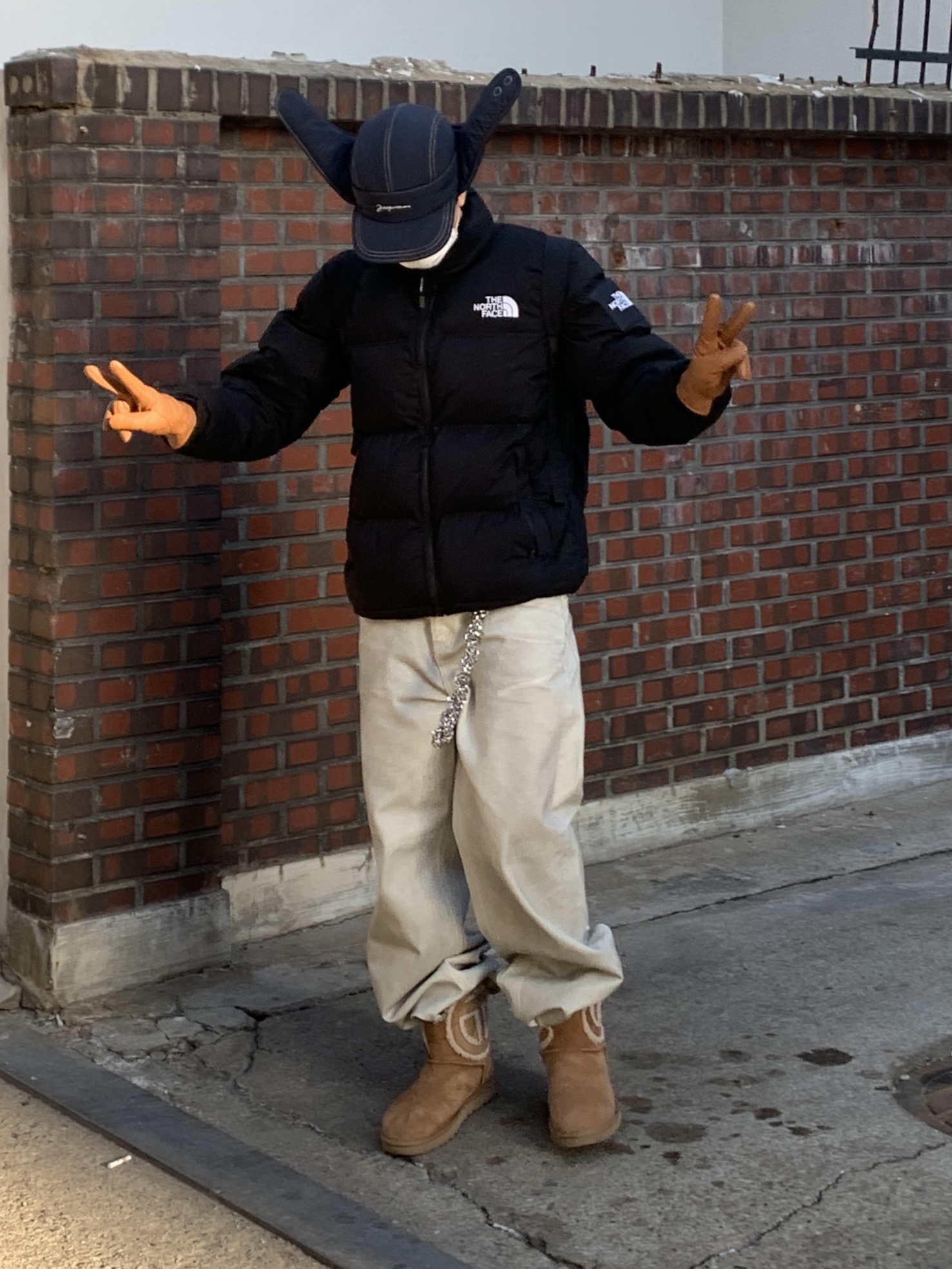 Jacquemus La Cagoule Bricciola Puffed Ear Flap Hat Navy, UGG x Telfar Logo Mini Chestnut 착용 스타일 - 2