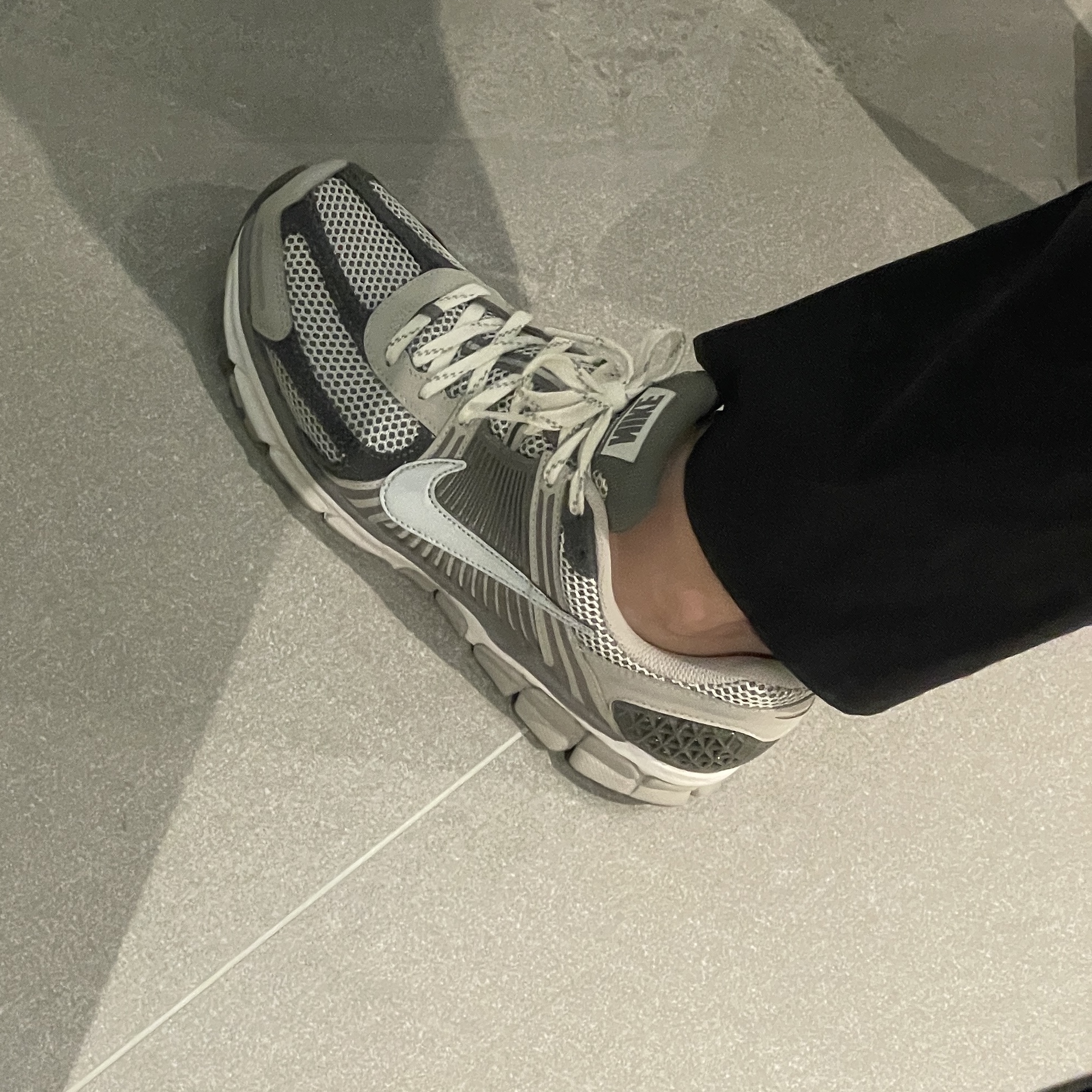 Nike Zoom Vomero 5 PRM Light Iron Ore and Flat Fewter 착용 스타일