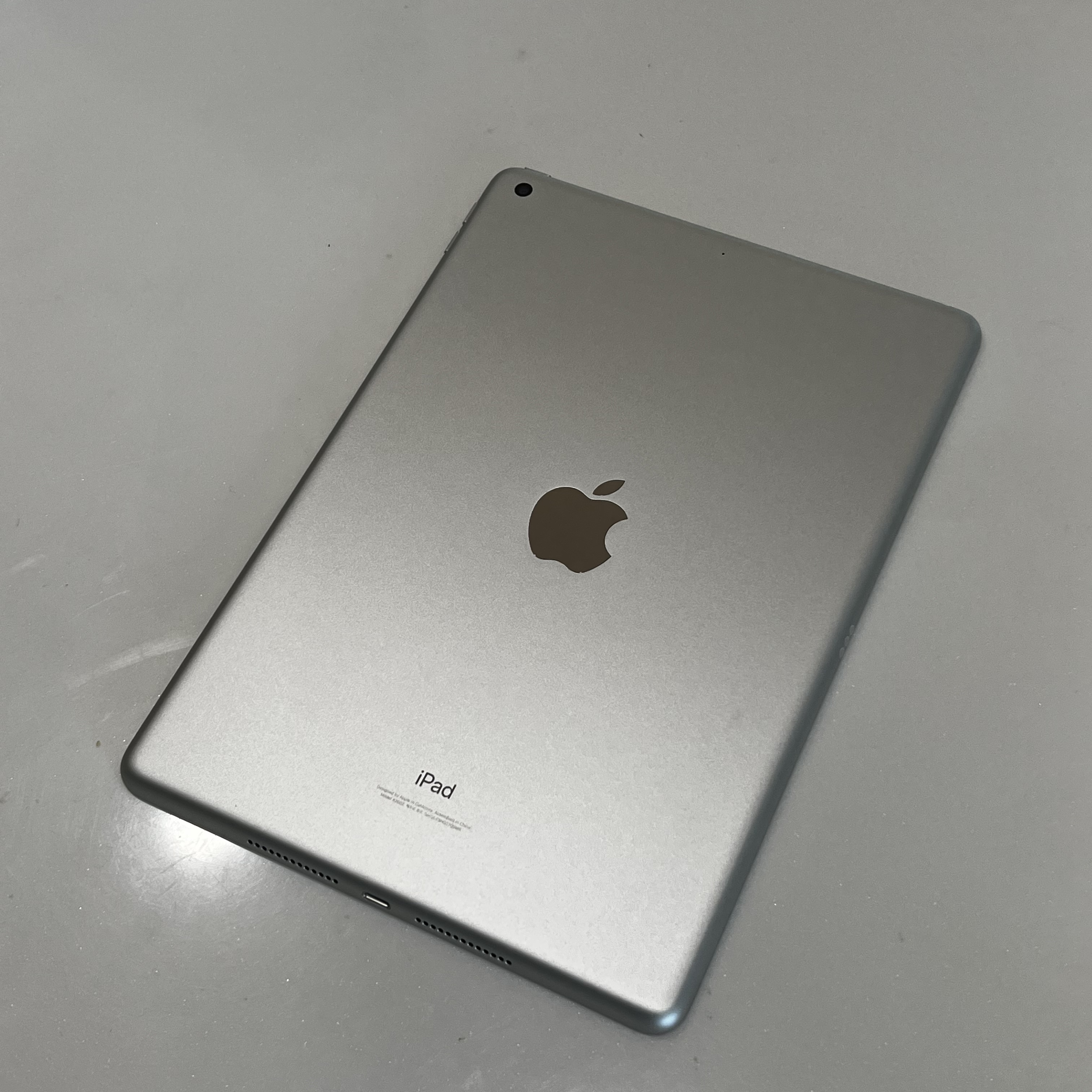 Apple iPad 9th Gen Wifi 64GB Silver (Korean Ver.) 착용 스타일