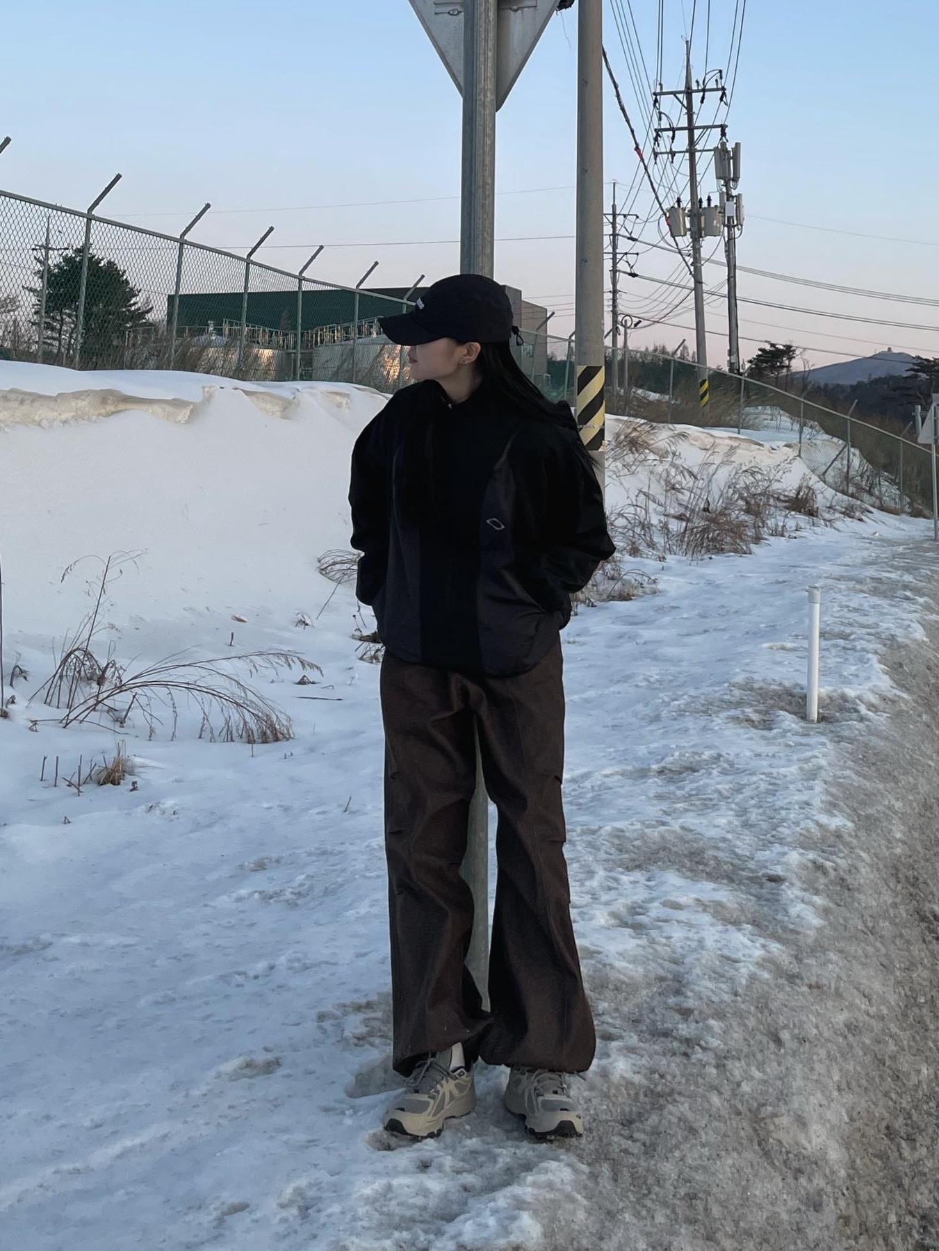 Supreme Gore-Tex Camp Cap Black - 22FW, Asics Gel-Venture 6 Feather Grey Black 착용 스타일 - 2
