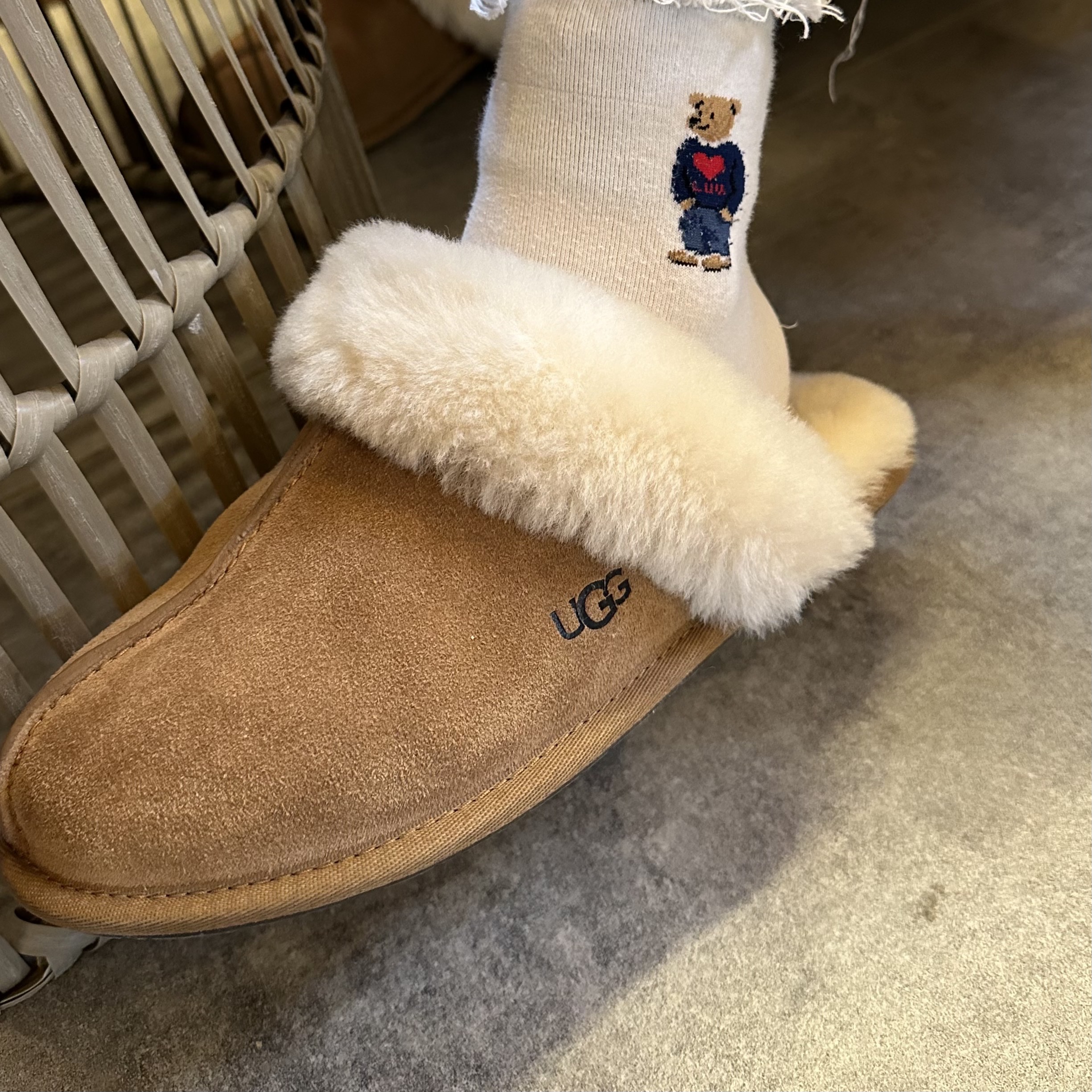 (W) UGG Scuffette II Slipper Chestnut 착용 스타일 - 1
