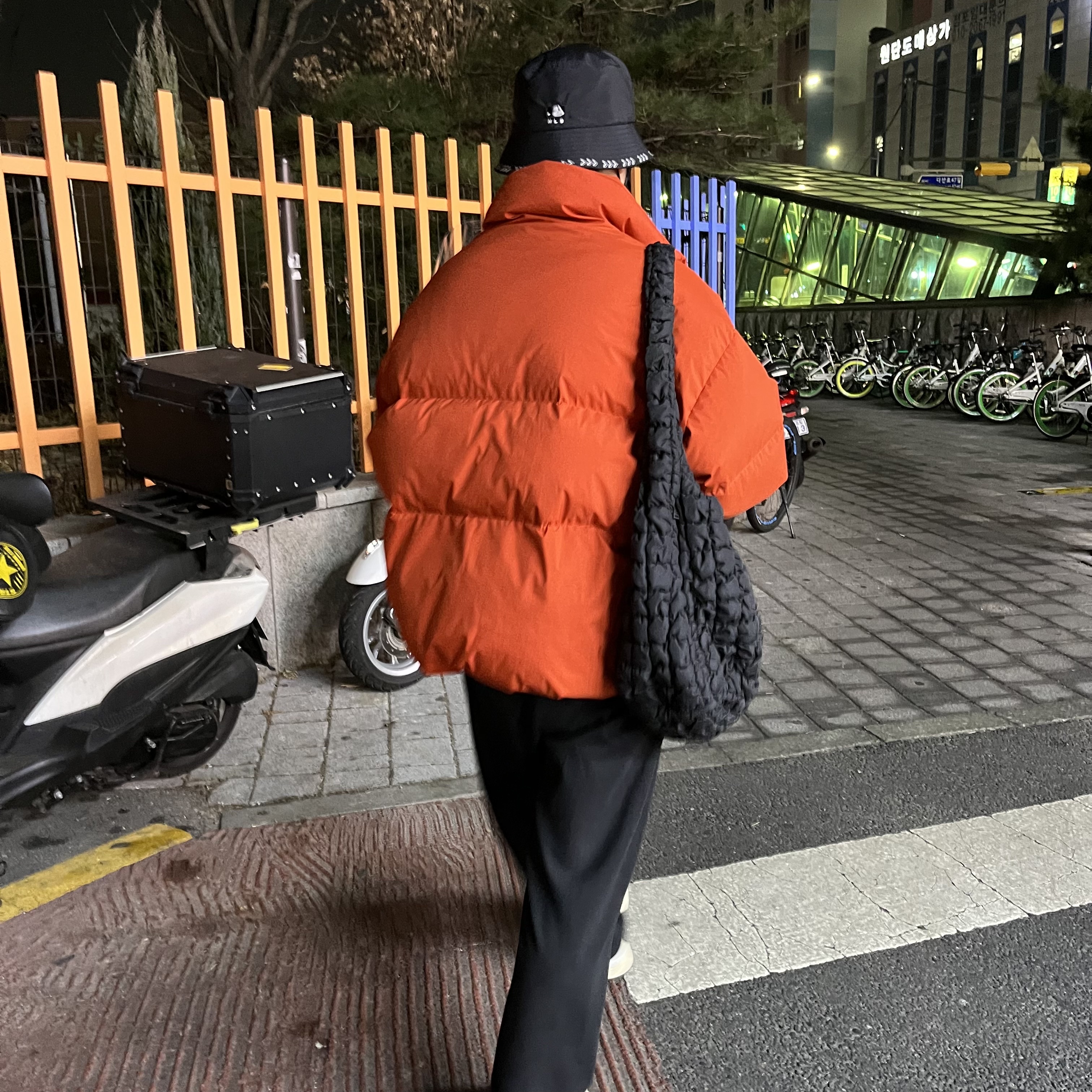 COS Quilted Oversized Shoulder Bag Black 착용 스타일