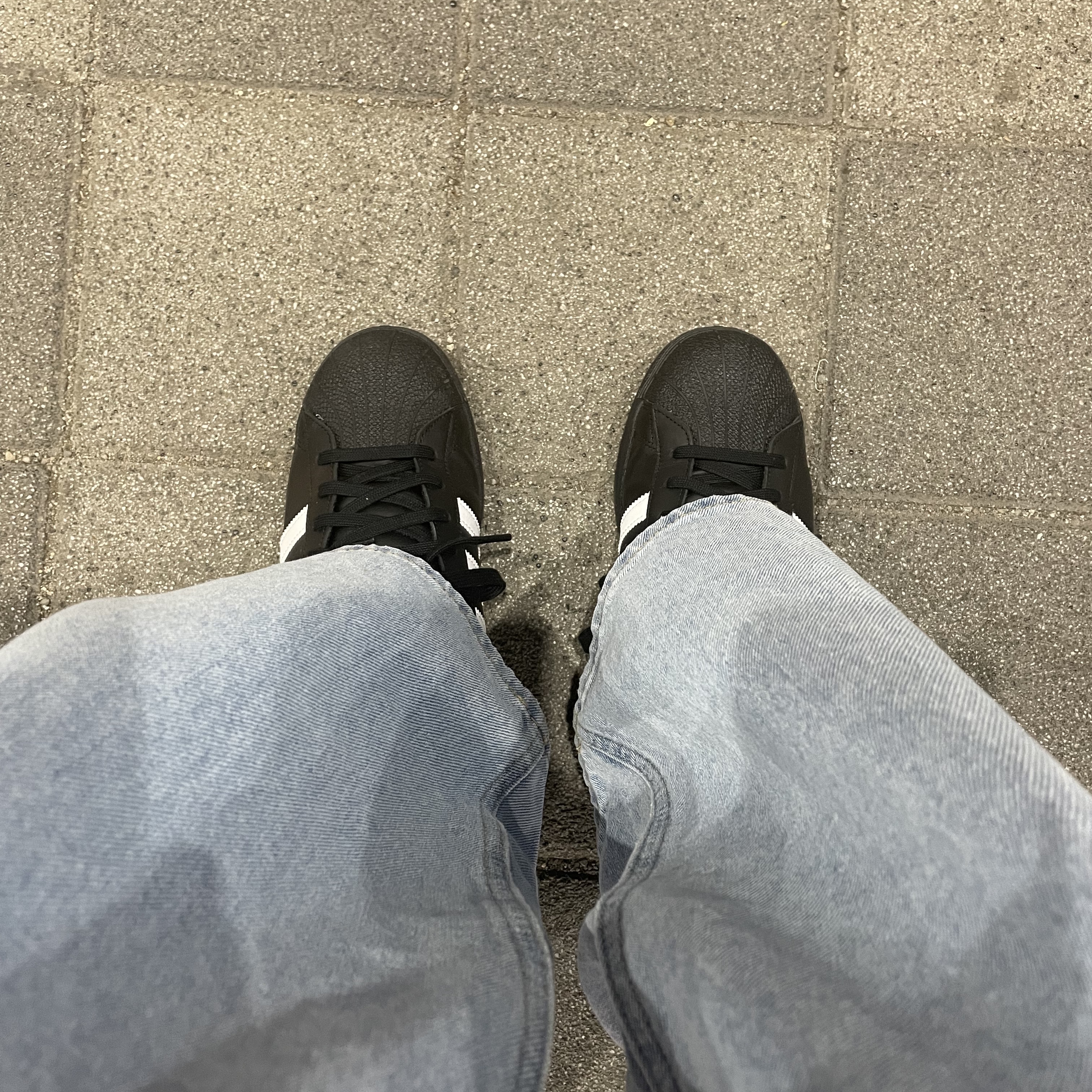Adidas Superstar Core Black White 착용 스타일
