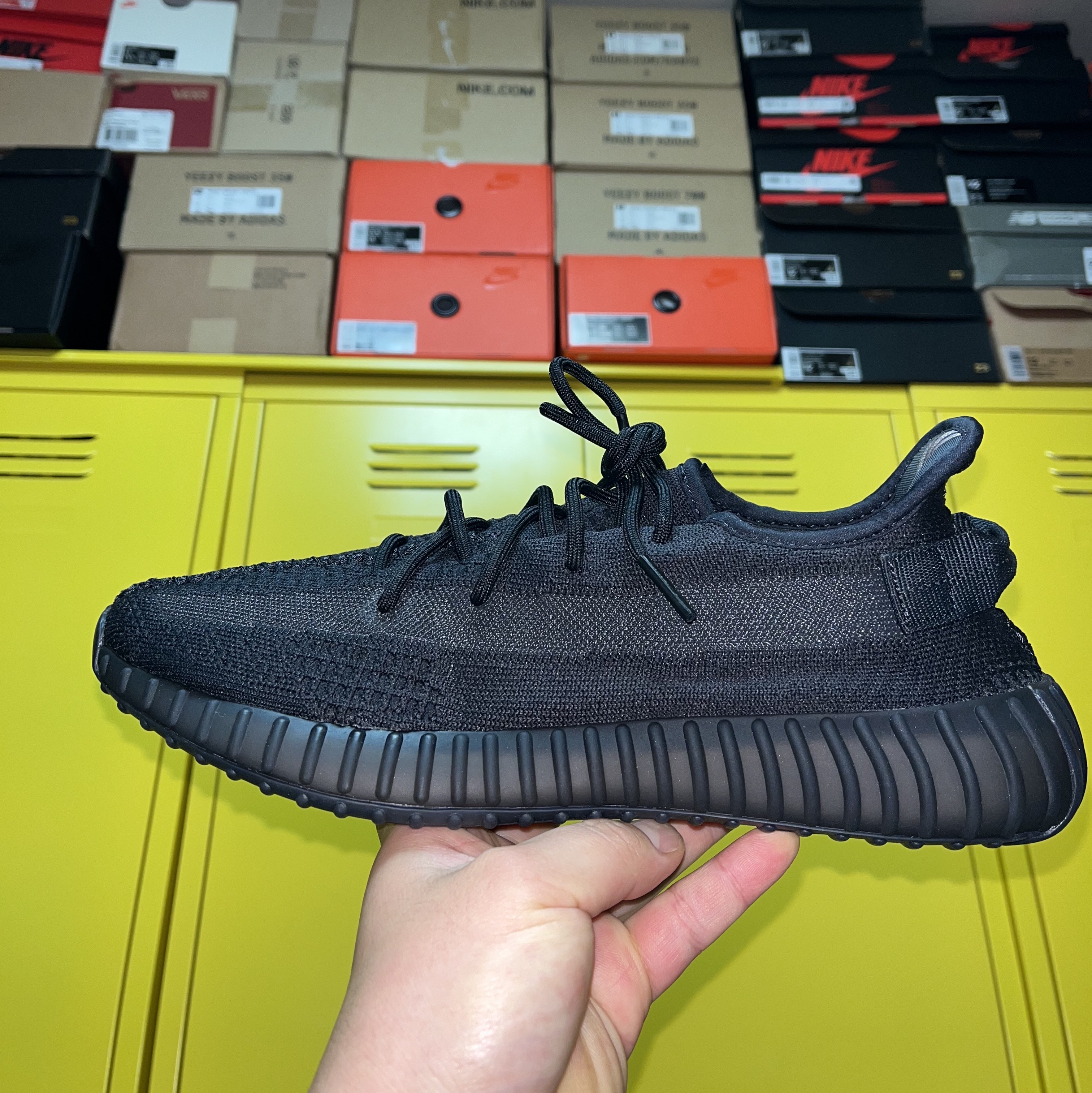 Adidas Yeezy Boost 350 V2 Onyx 착용 스타일 - 2