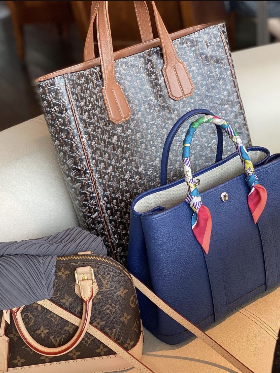 Goyard Voltaire Bag Black Tan, Hermes Garden Party 30 Bag Epsom & Palladium Bleu Saphir 착용 스타일