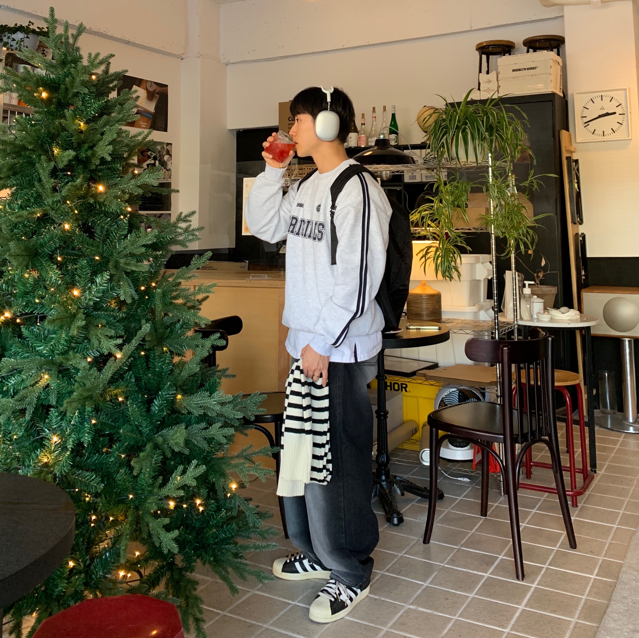 Adidas Superstar Premium Black White, Apple AirPods Max Lightning Silver (Korean Ver.) 착용 스타일