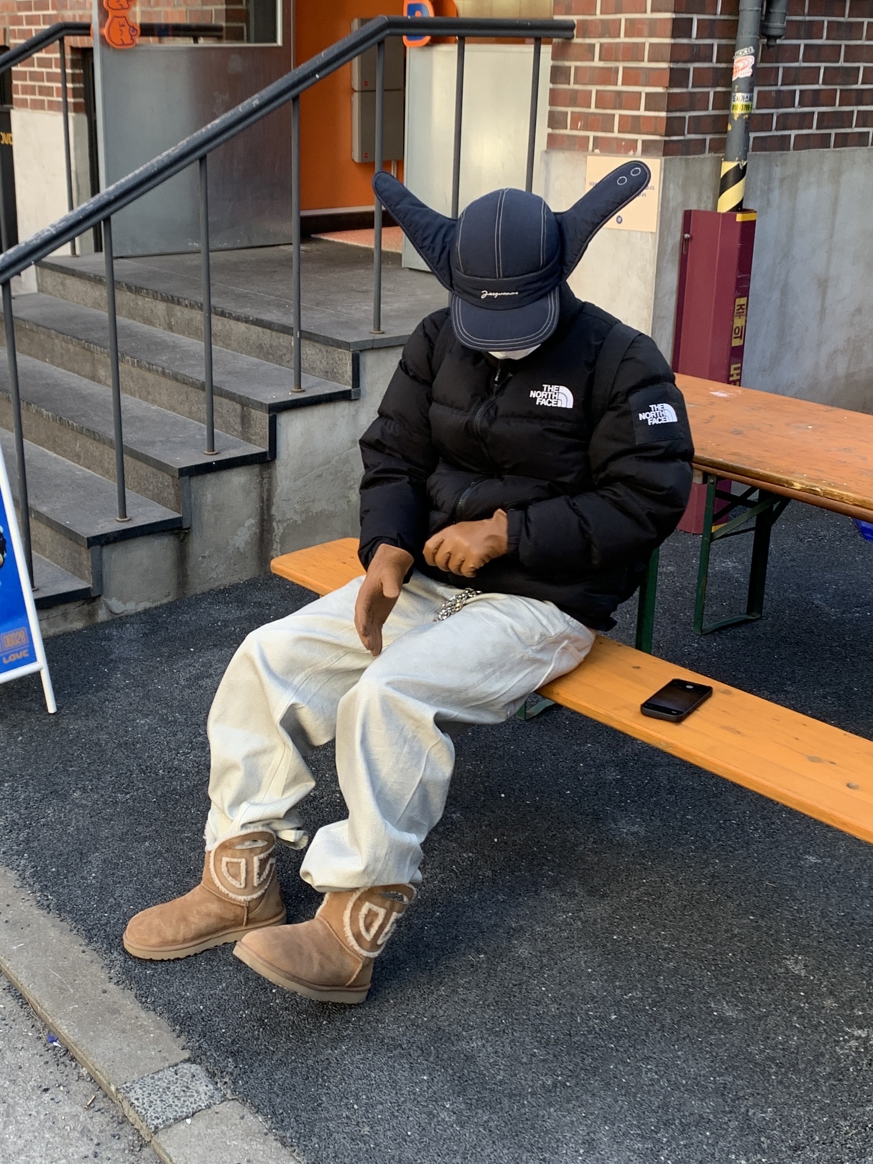 Jacquemus La Cagoule Bricciola Puffed Ear Flap Hat Navy, UGG x Telfar Logo Mini Chestnut 착용 스타일 - 3