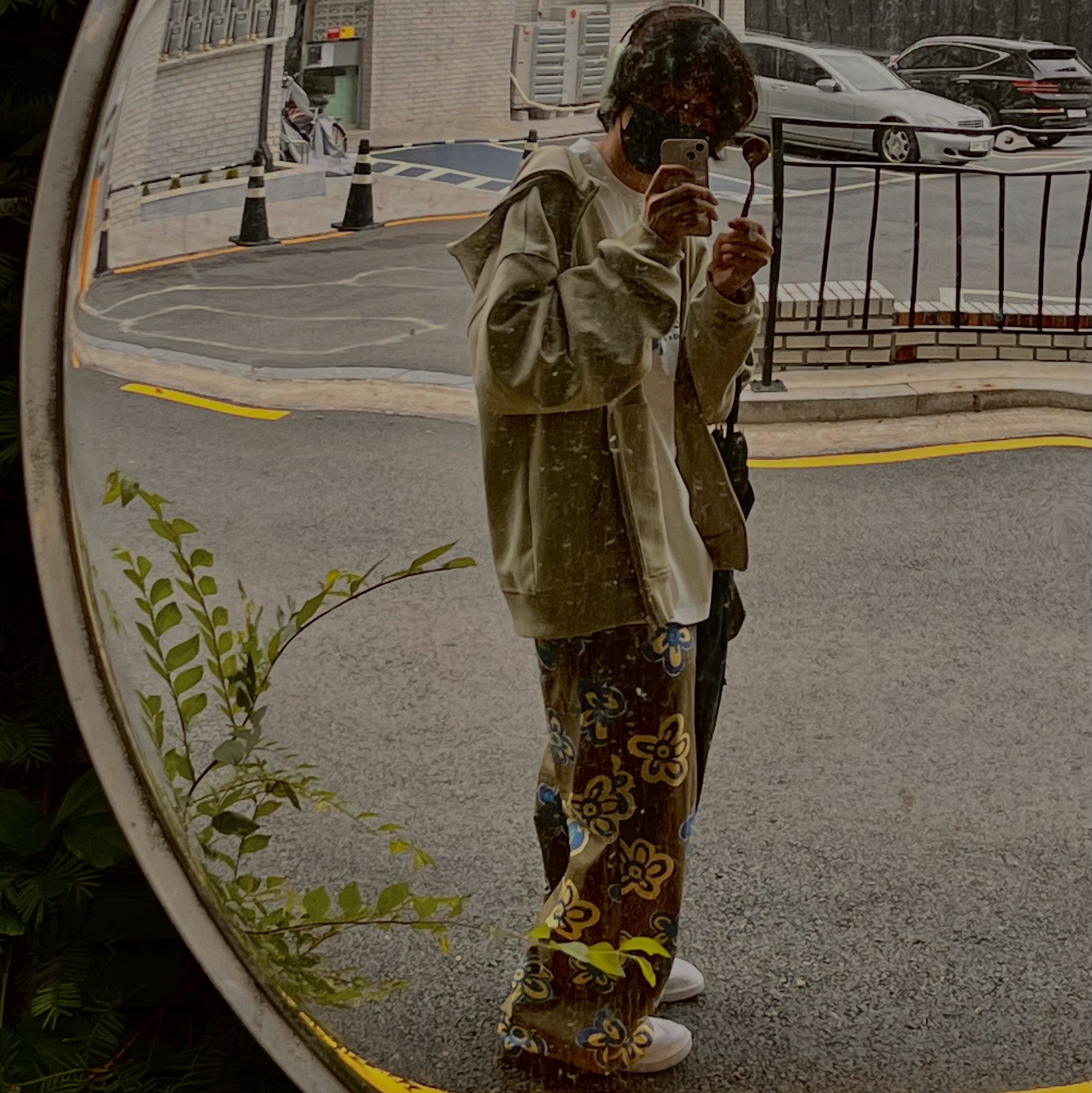 Uniqlo x Marni Relaxed Wide Fit Pants Flower Olive, Ader Error Twin Heart Logo Hoodie Zip-Up Khaki 착용 스타일