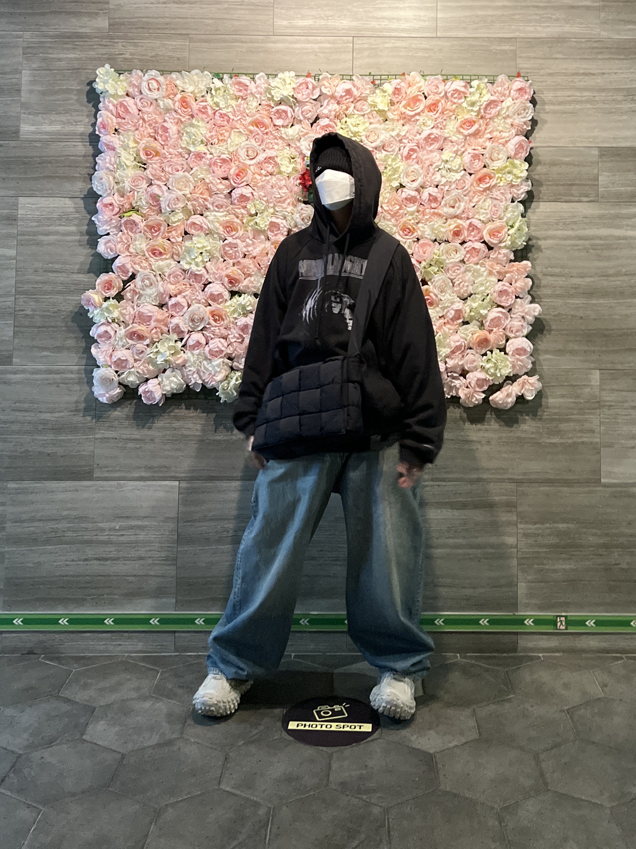 Bottega Veneta Large Padded Tech Cassette Black, Balenciaga Defender Sneakers Beige 착용 스타일 - 1