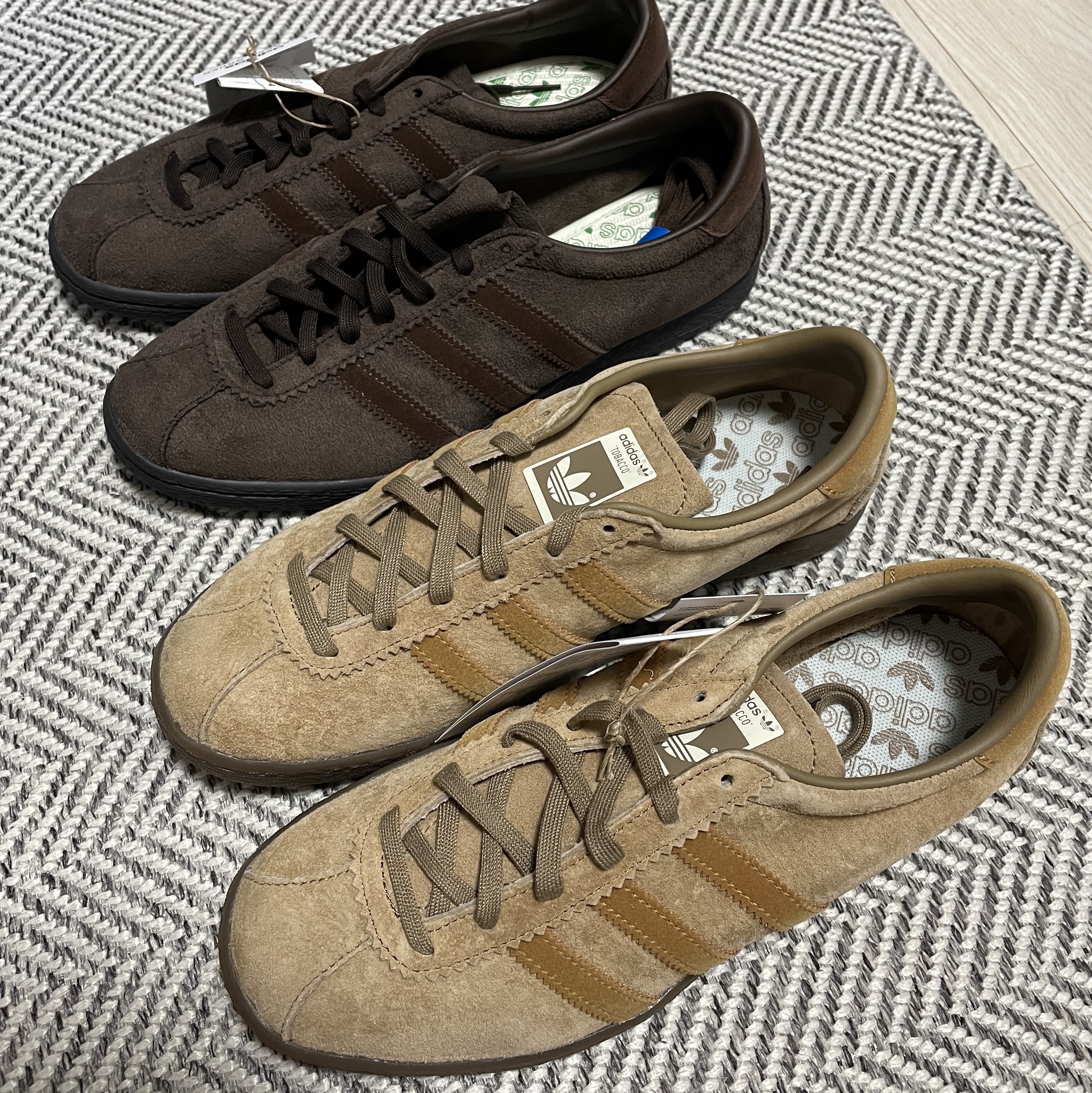Adidas Tobacco Gruen Dark Brown, Adidas Tobacco Silver Green Pantone 착용 스타일 - 2