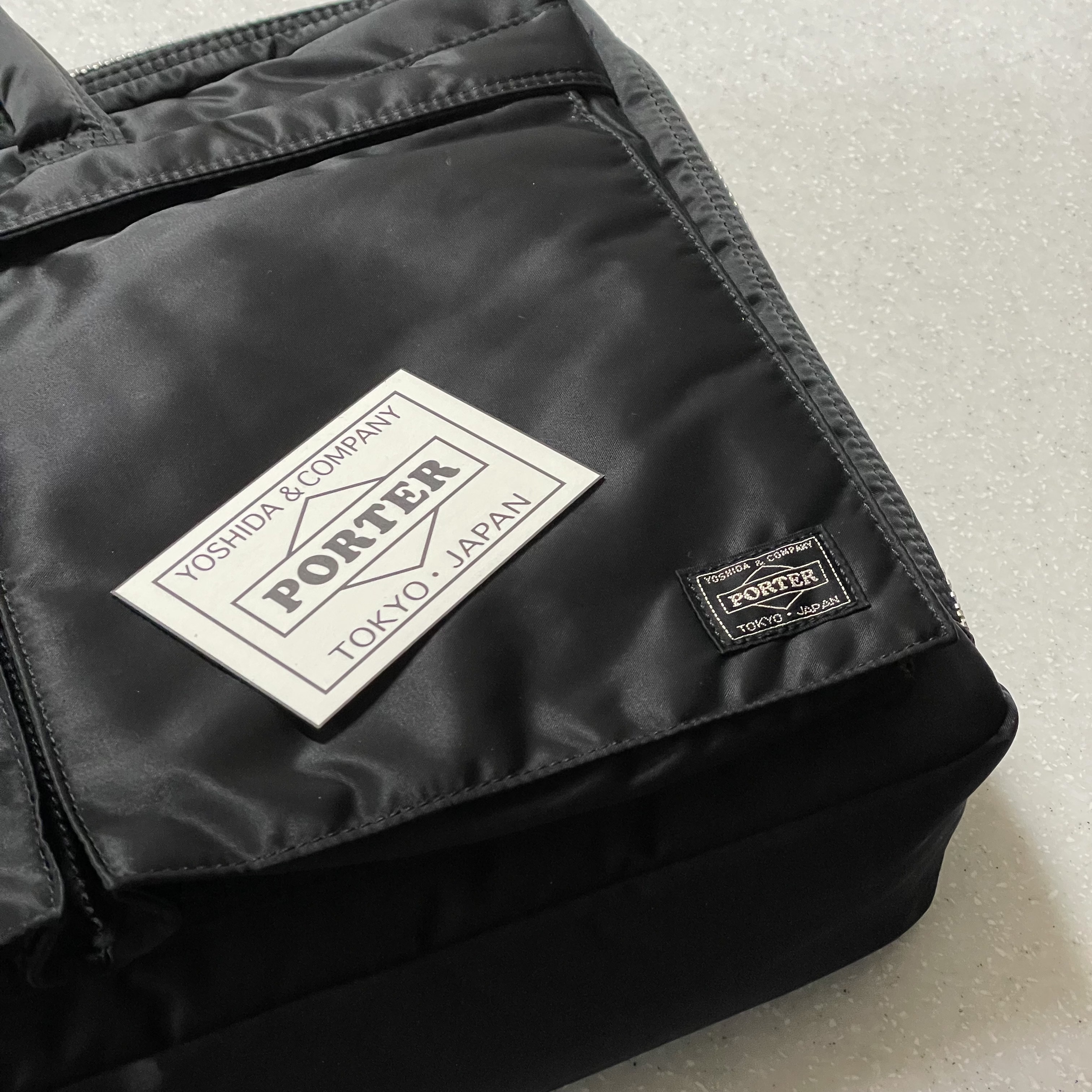 Porter Tanker 2Way Briefcase Black 착용 스타일