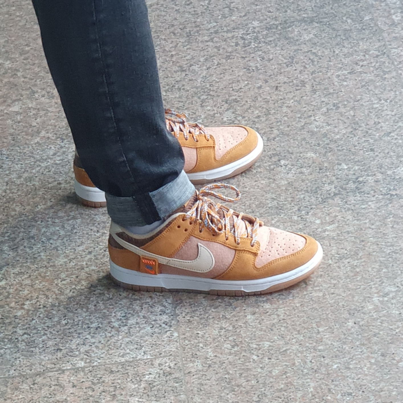Nike Dunk Low SE Praline Desert Ochre 착용 스타일