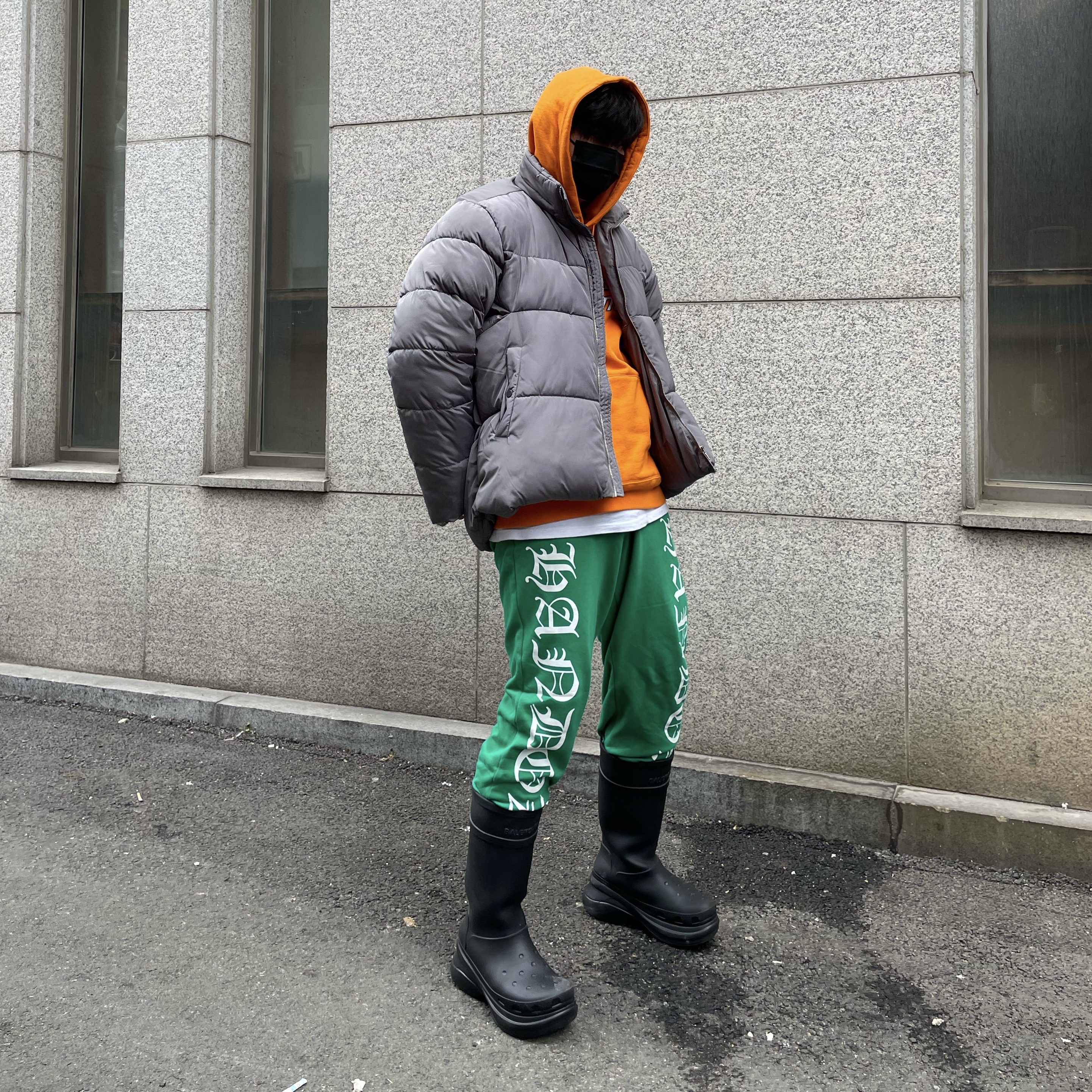 Balenciaga x Crocs Rubber Boot Black 착용 스타일 - 1