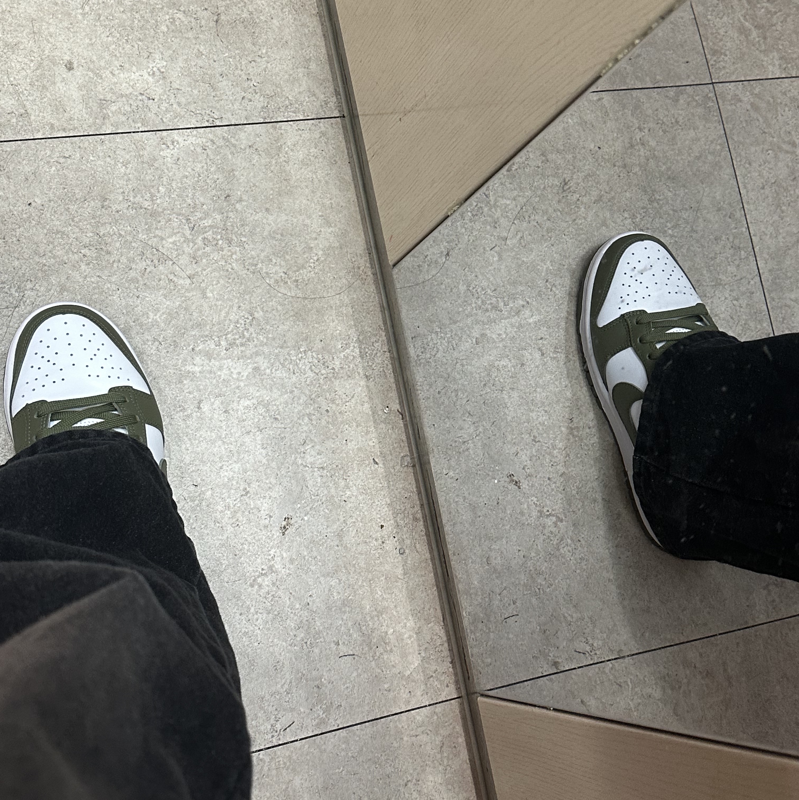 (W) Nike Dunk Low Medium Olive 착용 스타일 - 3