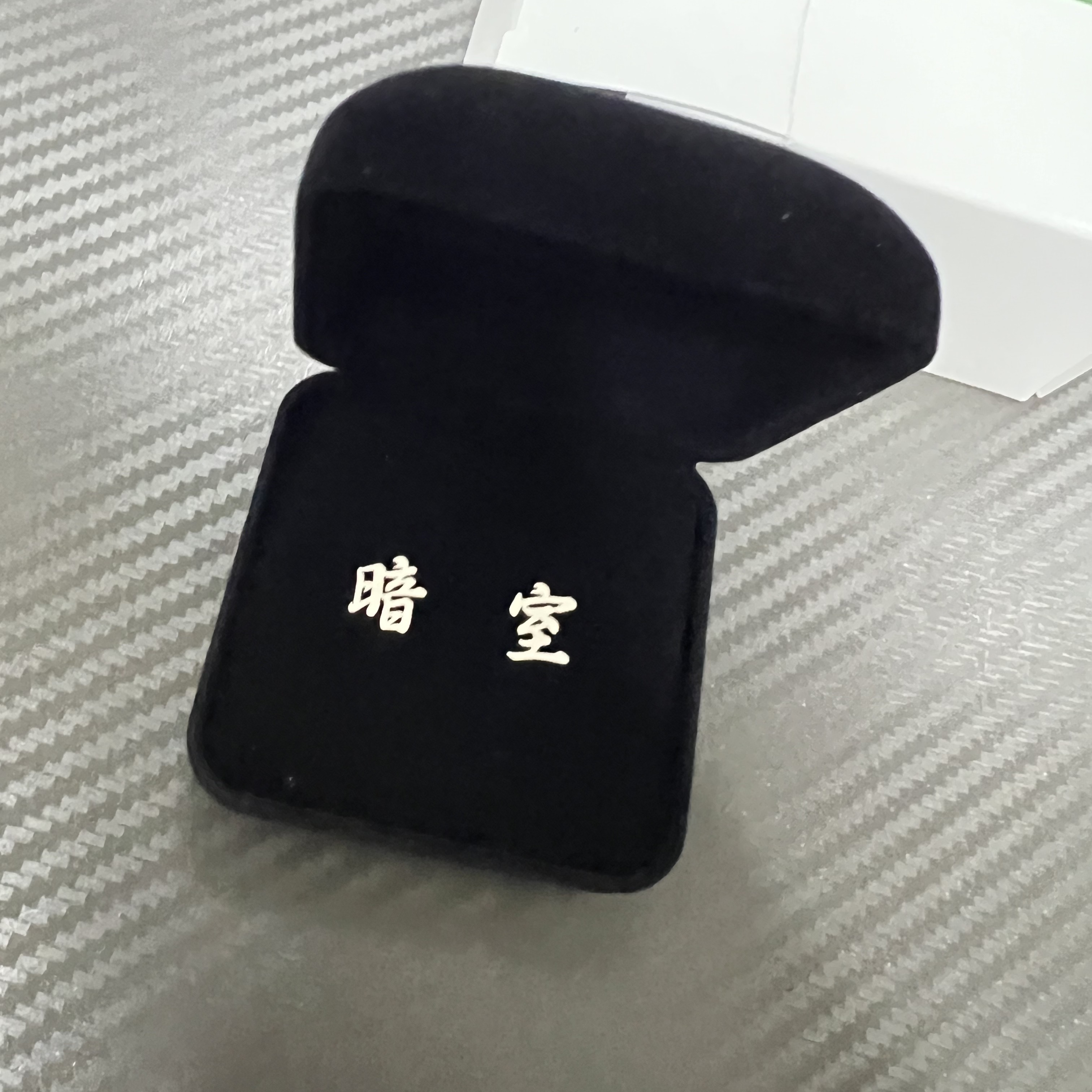 Darkr8m Studio Basic Logo Earring Silver 착용 스타일