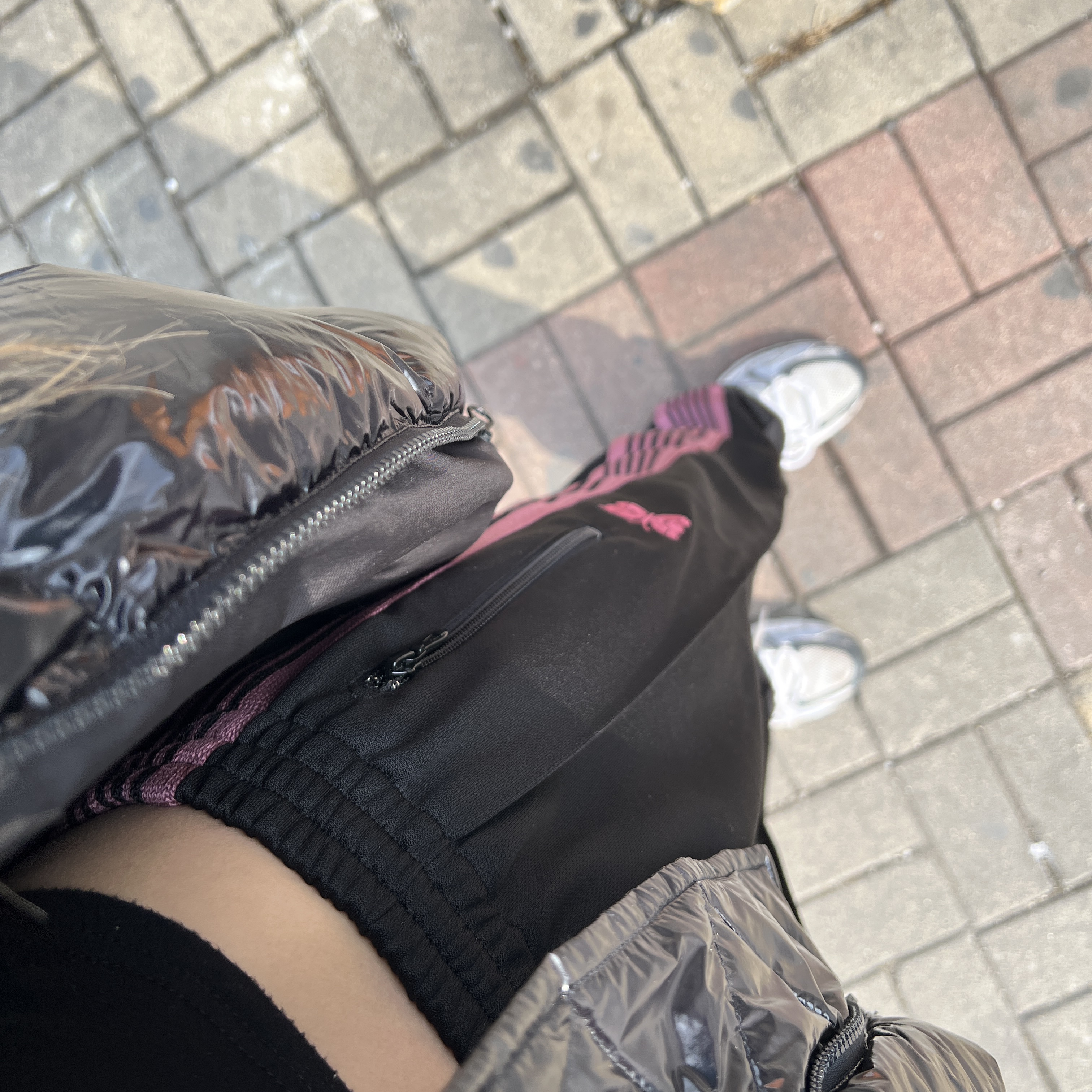 Needles Narrow Track Pants Poly Smooth Black 착용 스타일 - 1