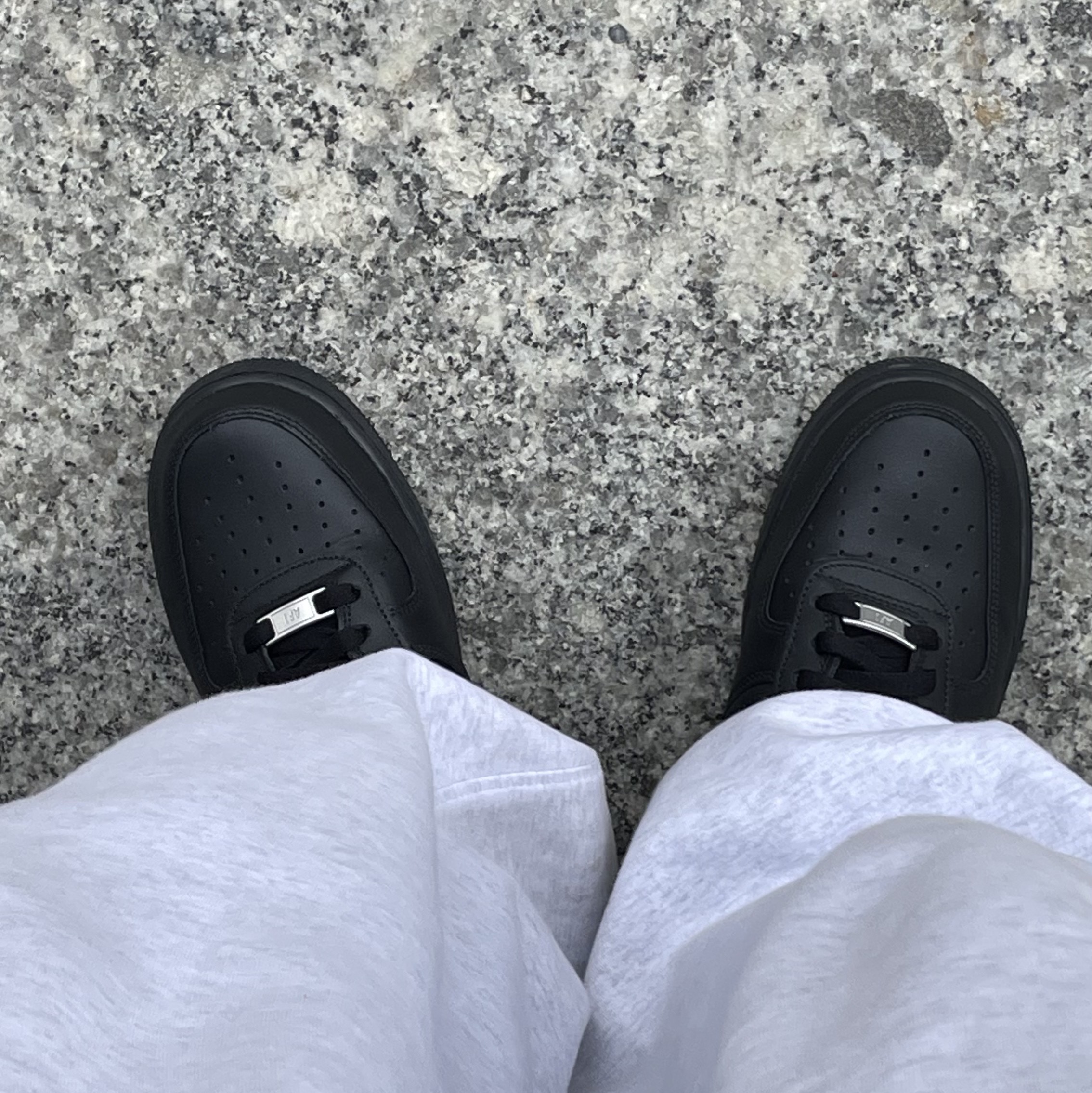 Nike Air Force 1 '07 Low Triple Black 착용 스타일