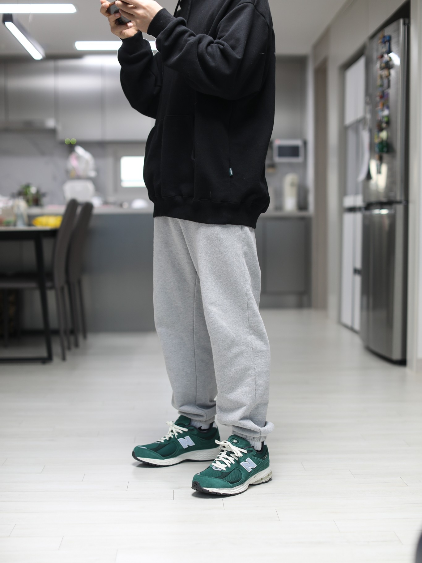 New Balance 2002R Nightwatch Green 착용 스타일