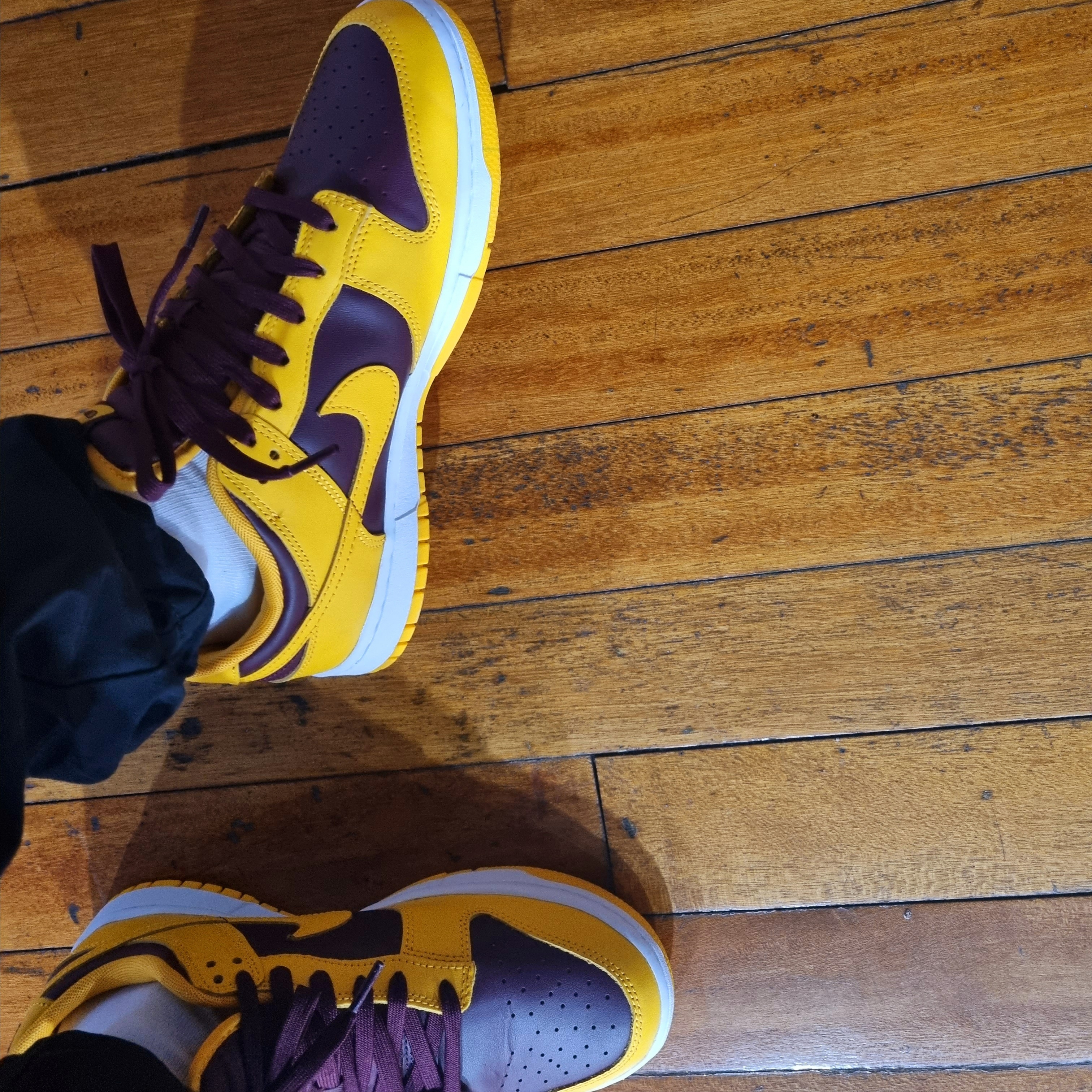 Nike Dunk Low Retro University Gold and Deep Maroon 착용 스타일 - 1