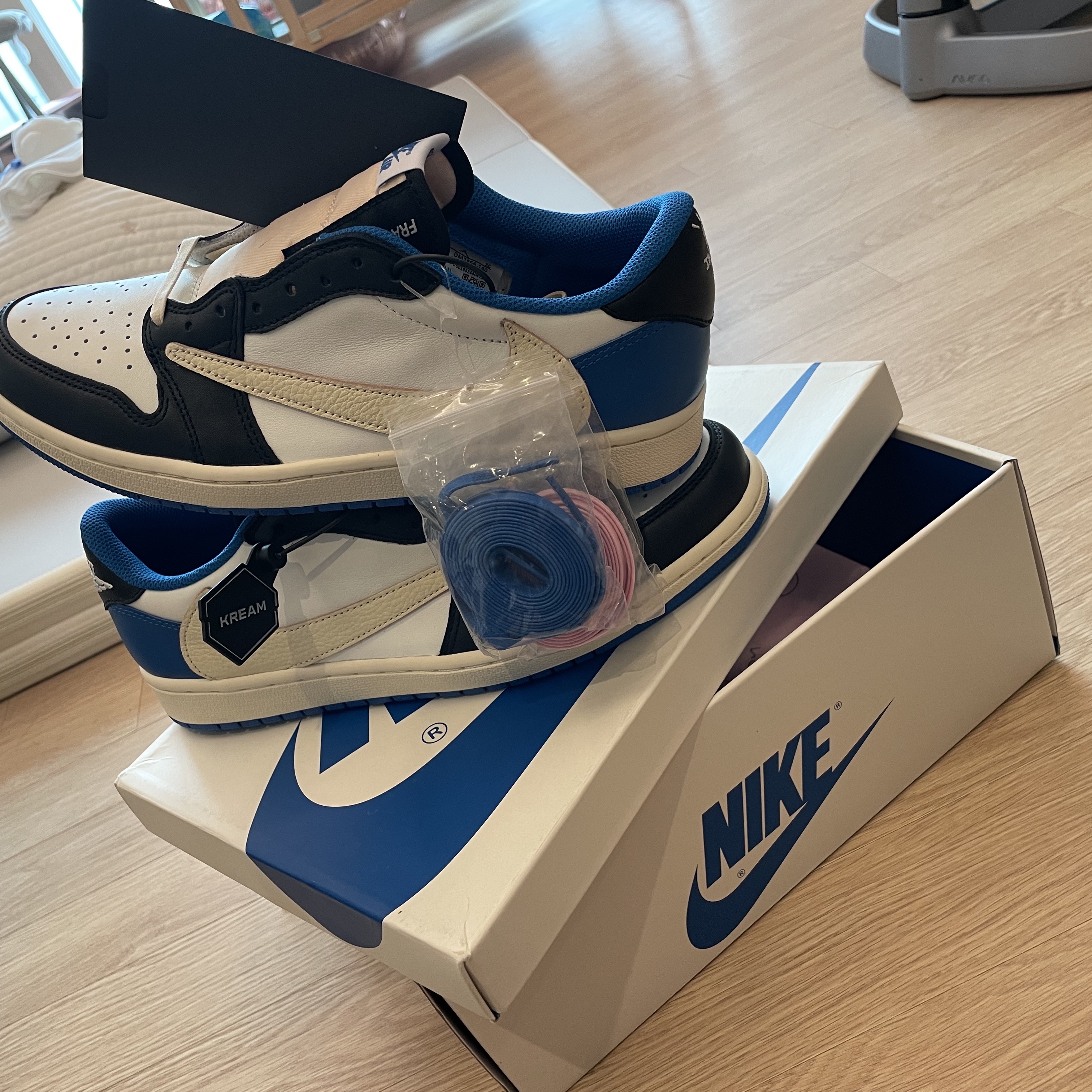 Jordan 1 x Travis Scott x Fragment Retro Low OG SP Military Blue 착용 스타일 - 3