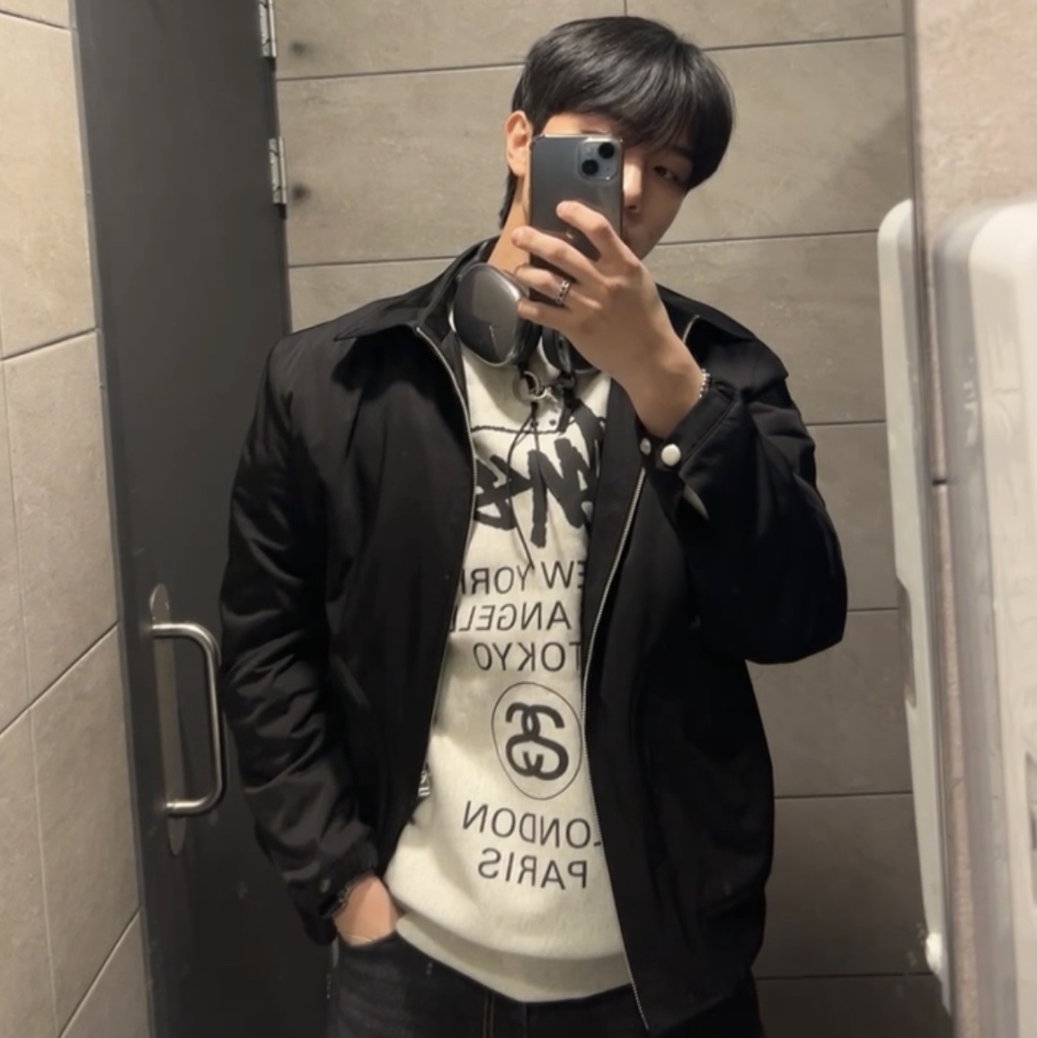Stussy World Tour Crew Ash Heather 2022, Apple AirPods Max Lightning Space Gray (Korean Ver.) 착용 스타일 - 1