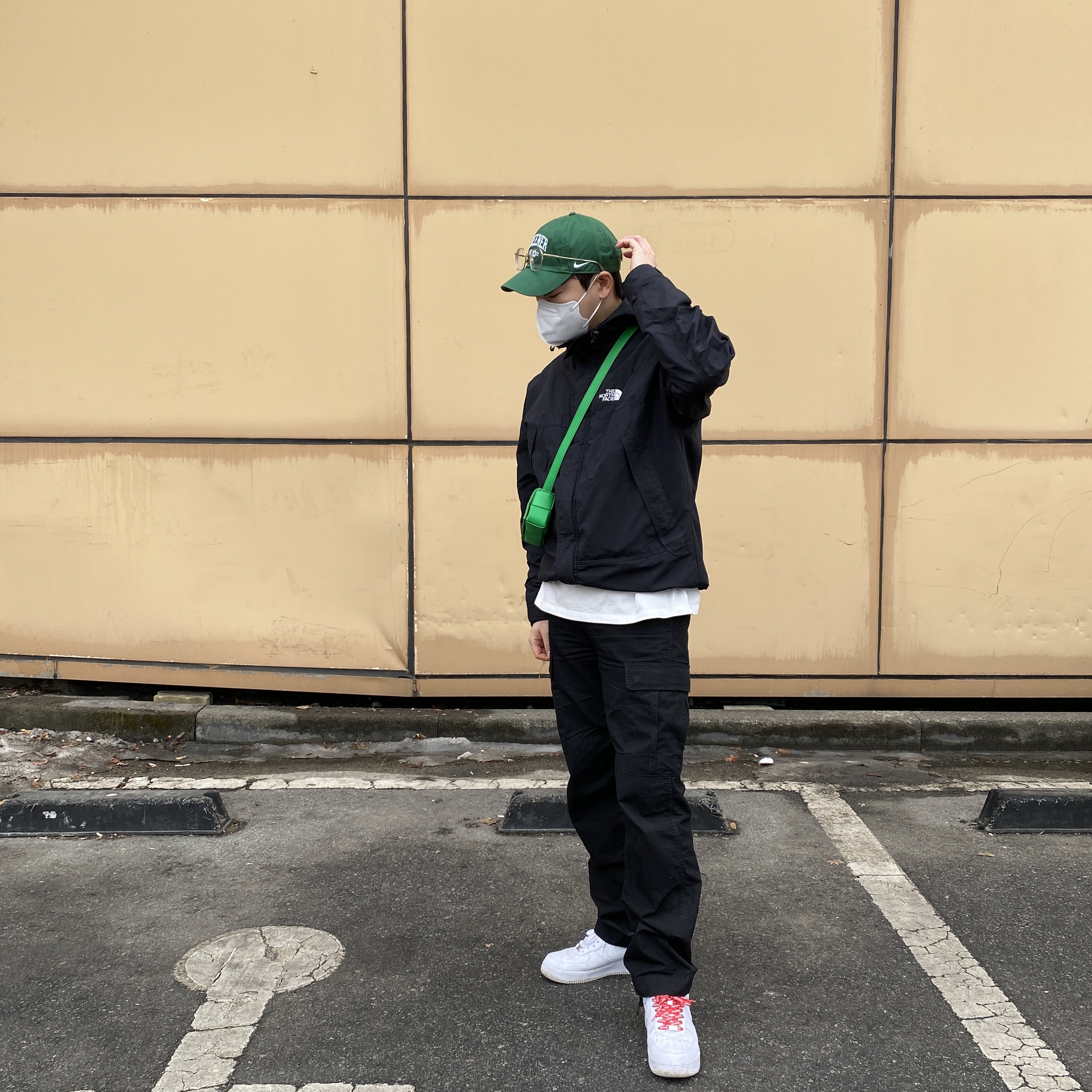 Bottega Veneta Mini Leather Cassette Parakeet, Nike x Supreme Air Force 1 Low White 착용 스타일