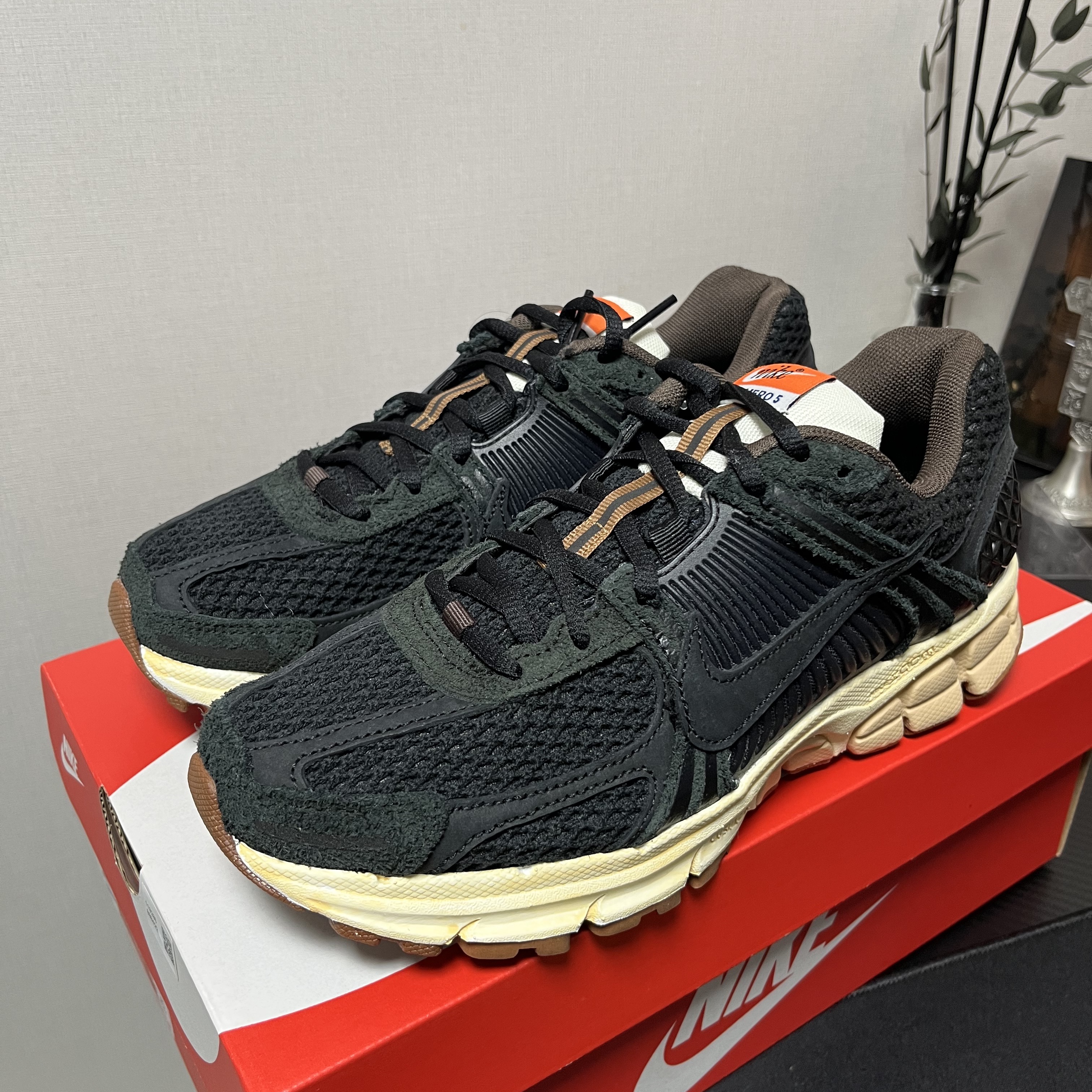 (W) Nike Zoom Vomero 5 Black 착용 스타일