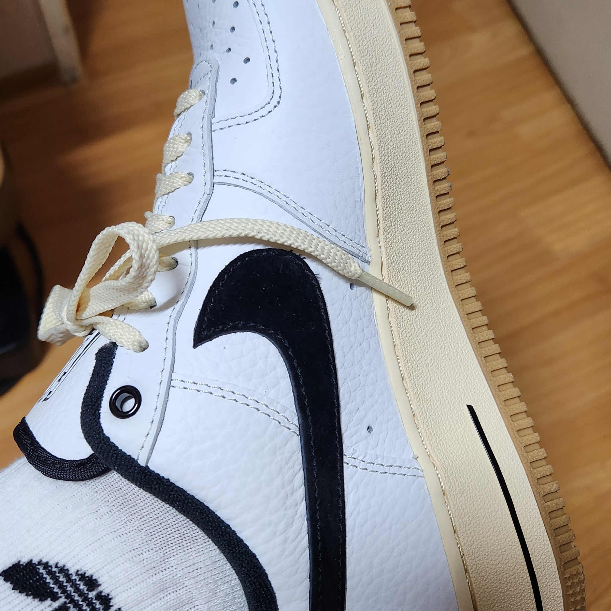 (W) Nike Air Force 1 '07 LX Black and Summit White 착용 스타일