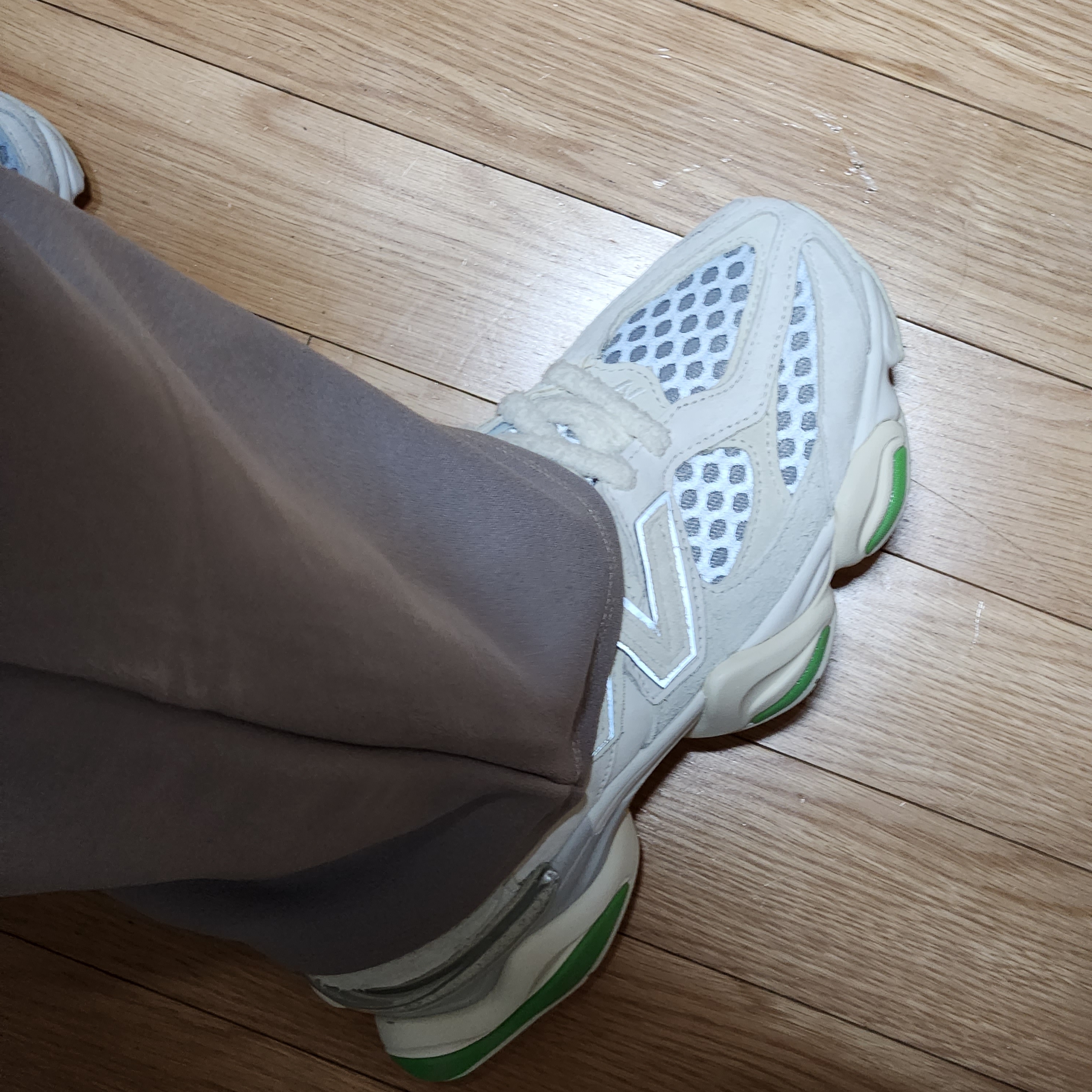New Balance x Bricks & Wood 9060 Angora Rain Cloud 착용 스타일 - 3