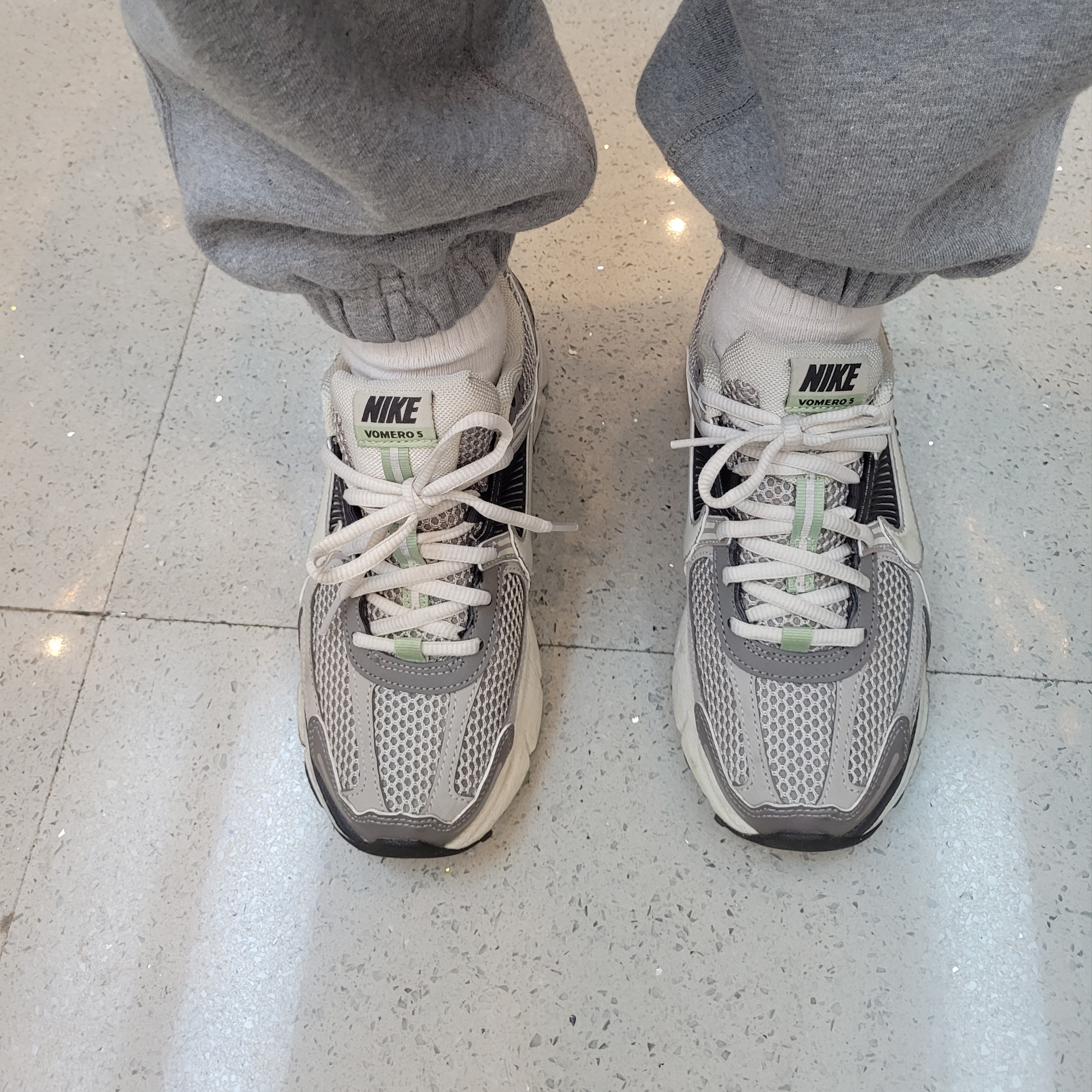 (W) Nike Zoom Vomero 5 Cobblestone and Flat Pewter 착용 스타일