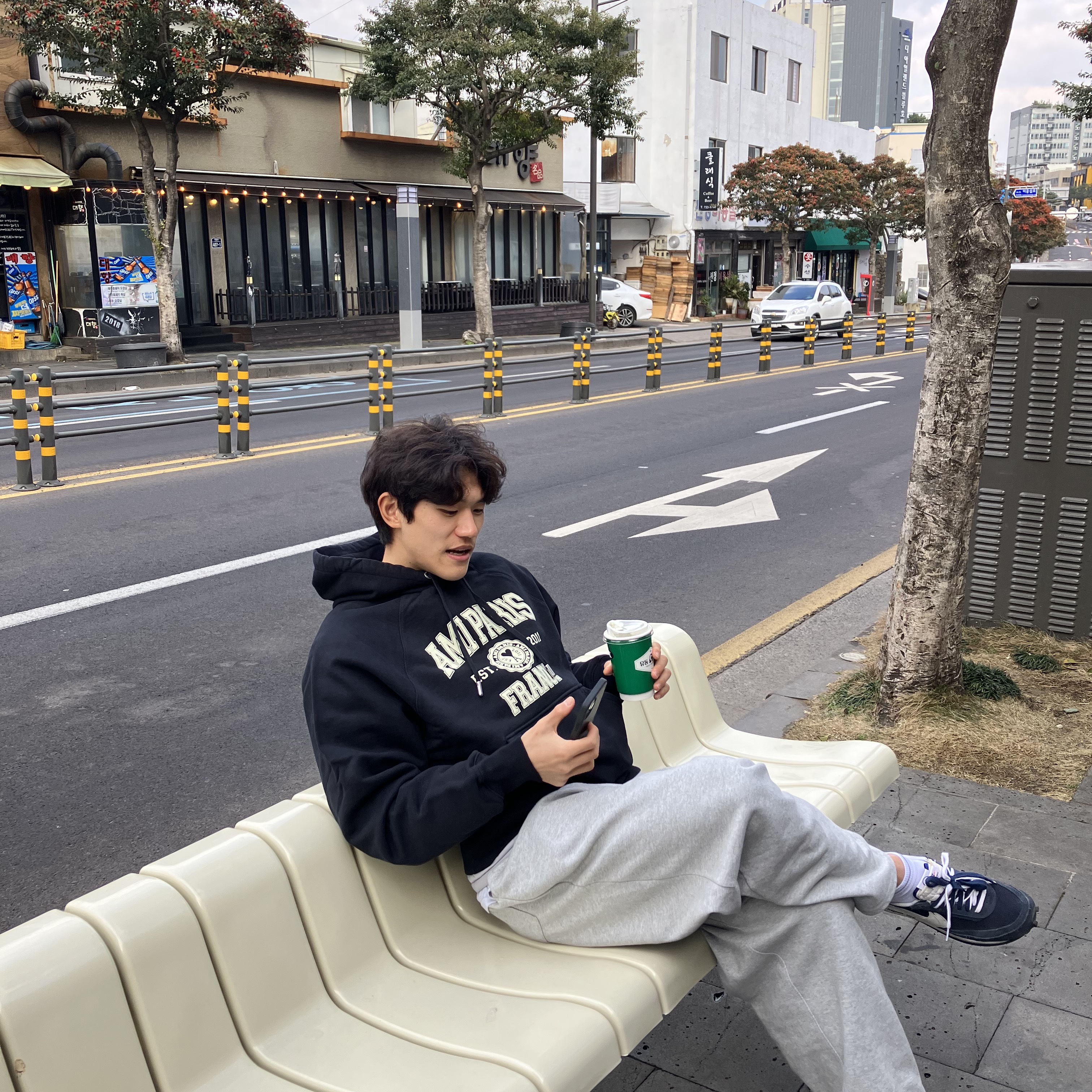 Ami Paris France Hood Sweatshirt Black 착용 스타일